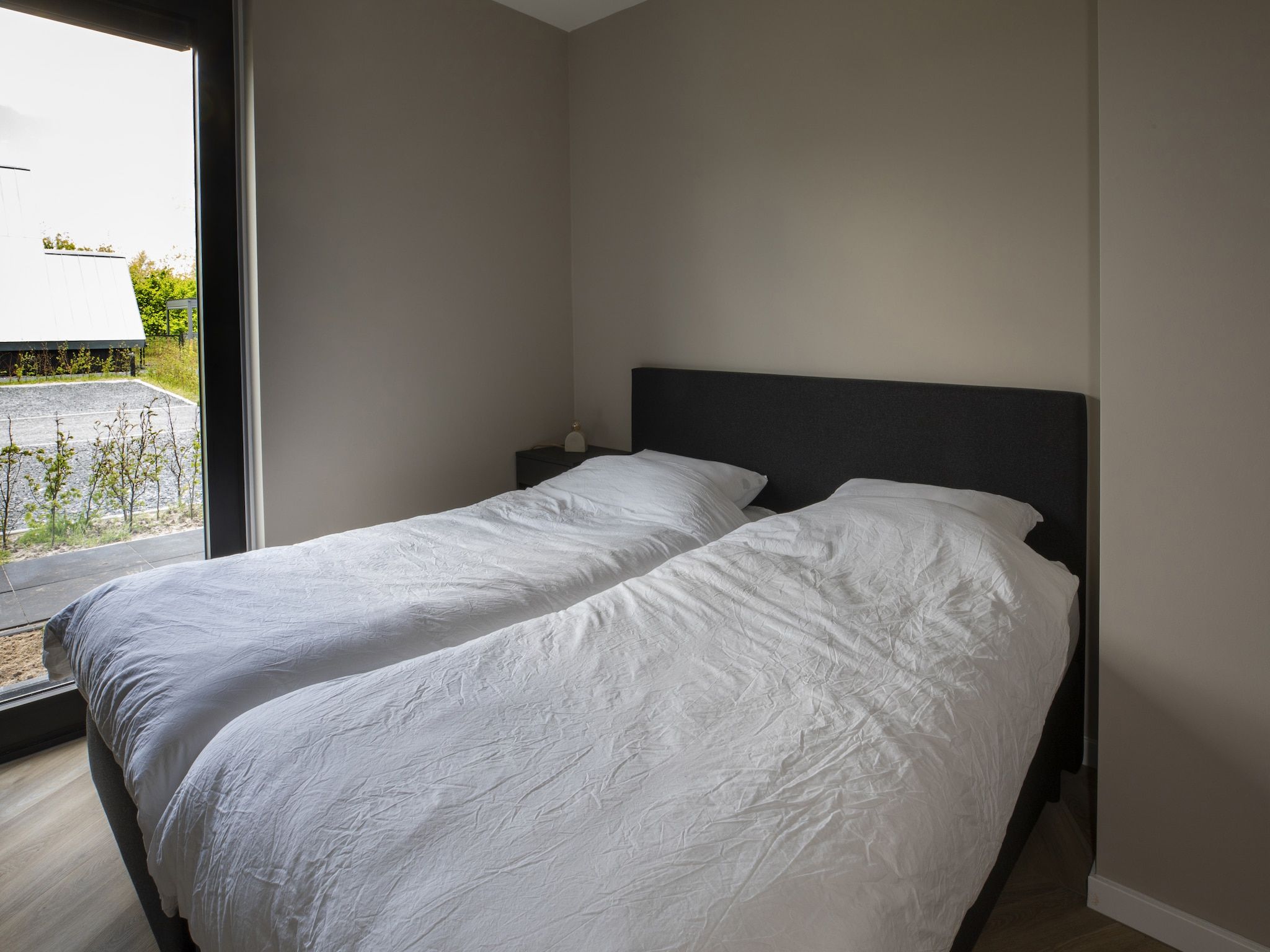 Een slaapkamer van Landgoed Eysinga State 7 in Sint Nicolaasga