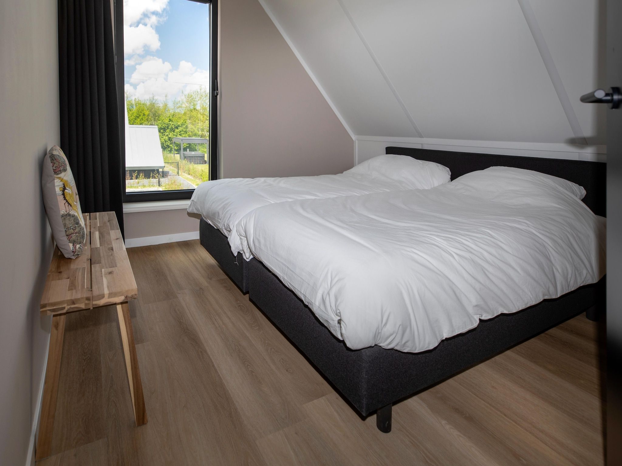 Een slaapkamer van Landgoed Eysinga State 7 in Sint Nicolaasga