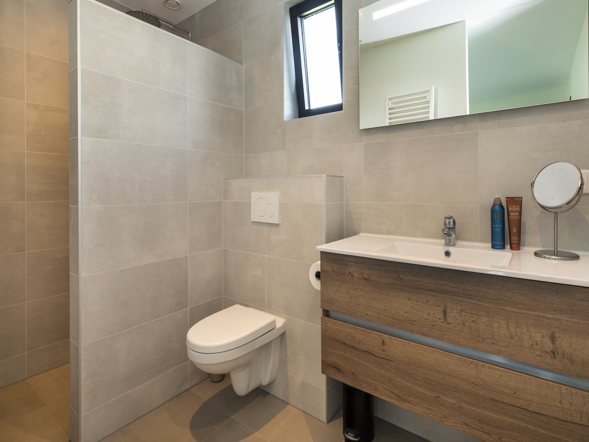 De badkamer van Landgoed Eysinga State 7 in Sint Nicolaasga