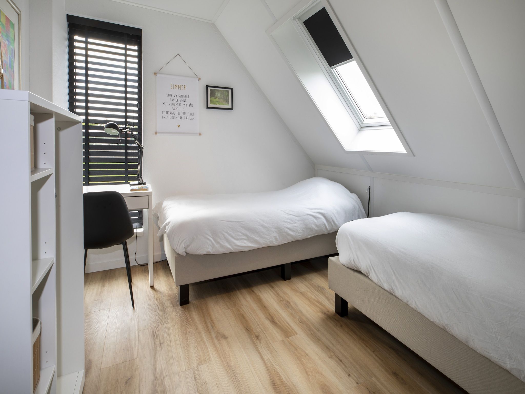 Een slaapkamer van Landgoed Eysinga State 7 in Sint Nicolaasga
