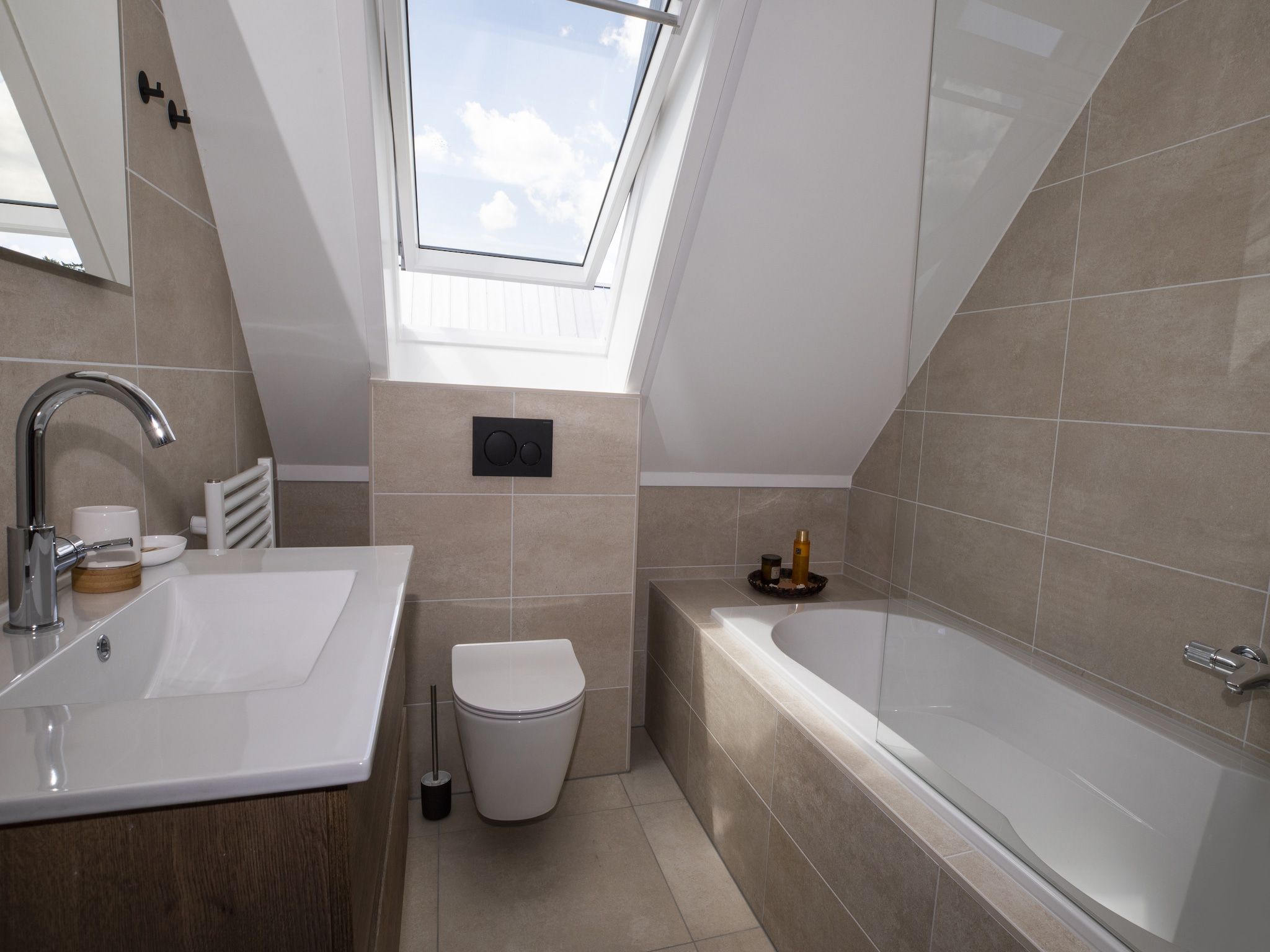 De badkamer van Landgoed Eysinga State 7 in Sint Nicolaasga