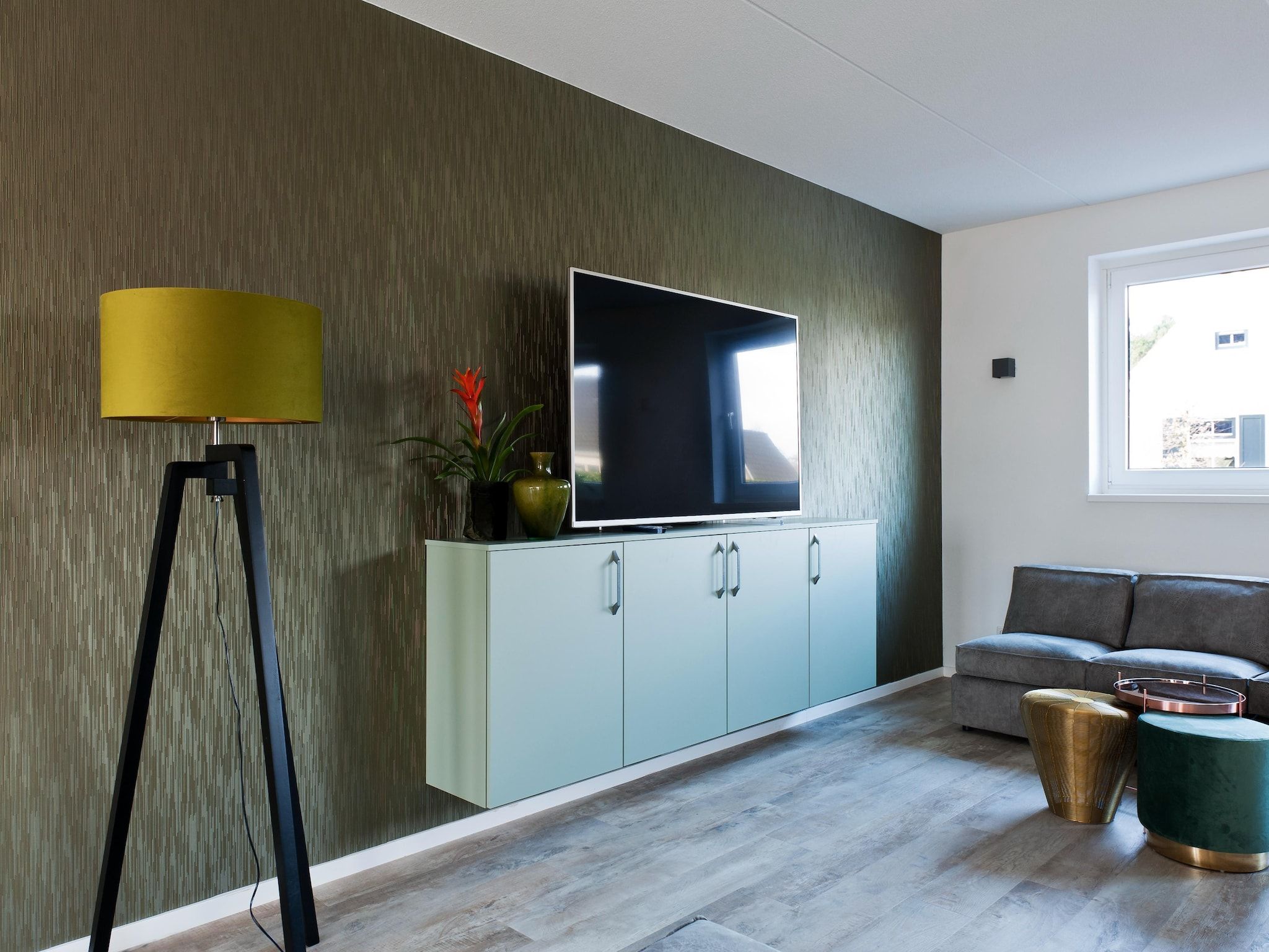 De woonkamer van 24 pers Pallertshuis Wellness de luxe met sauna en hout gestookte hottub in Groningen