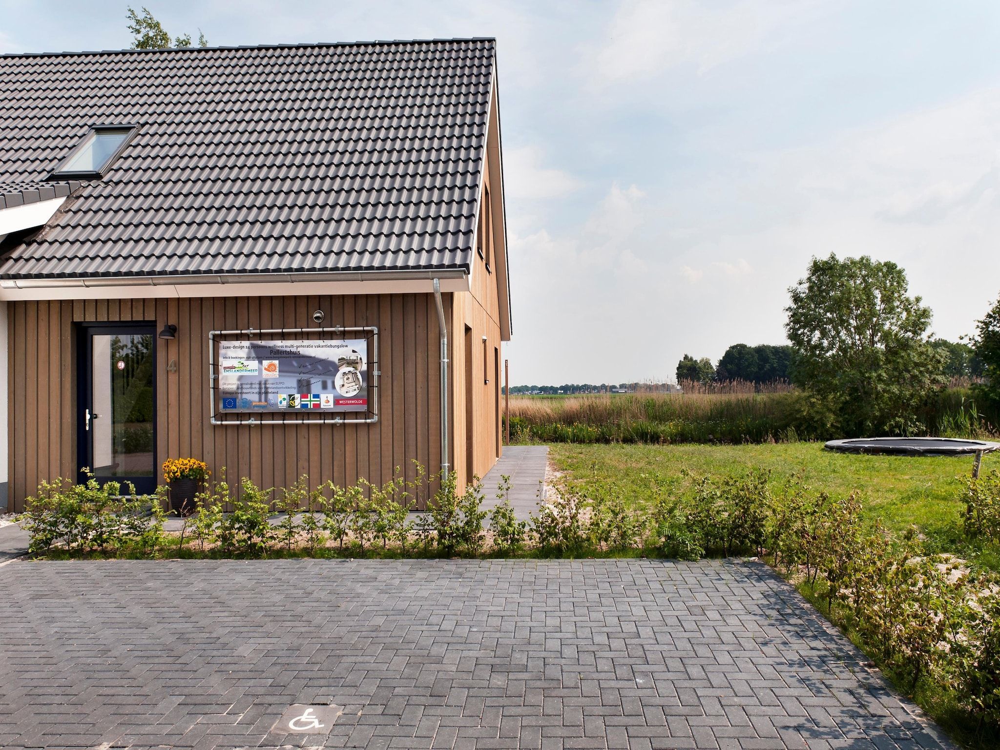 De buitenkant van 24 pers Pallertshuis Wellness de luxe met sauna en hout gestookte hottub in Groningen