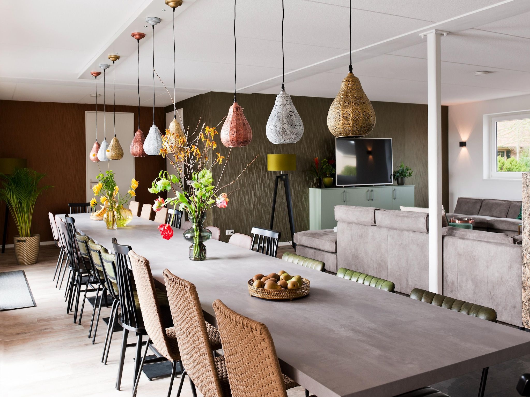 De eetkamer van 24 pers Pallertshuis Wellness de luxe met sauna en hout gestookte hottub in Groningen