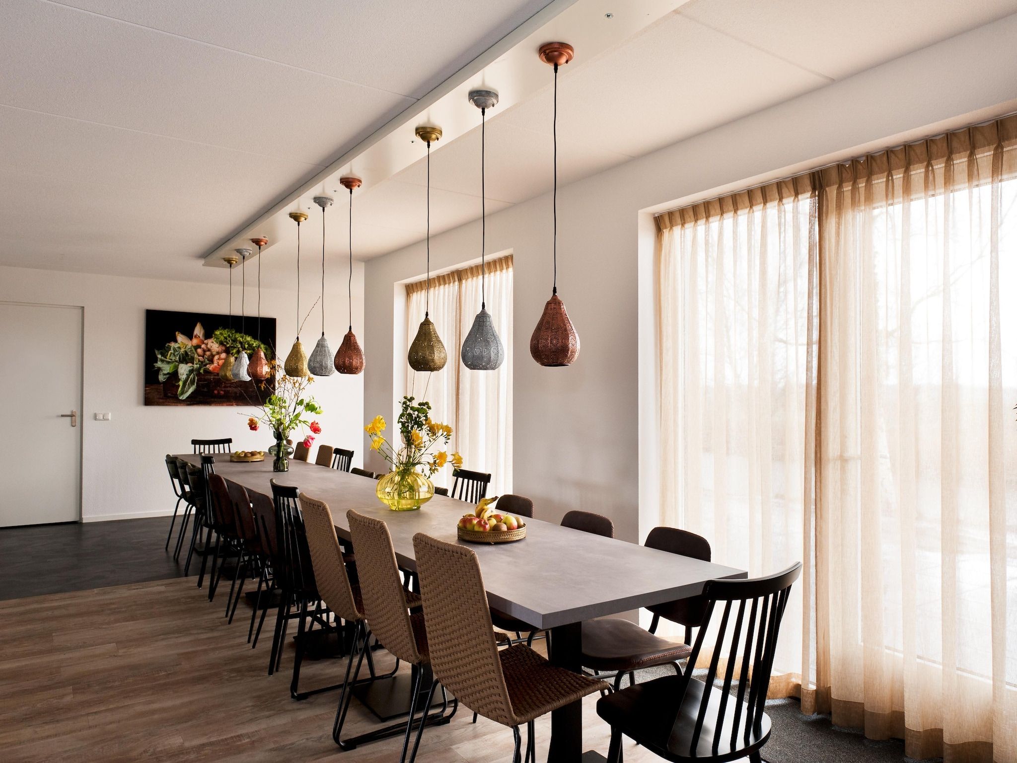 De eetkamer van 24 pers Pallertshuis Wellness de luxe met sauna en hout gestookte hottub in Groningen