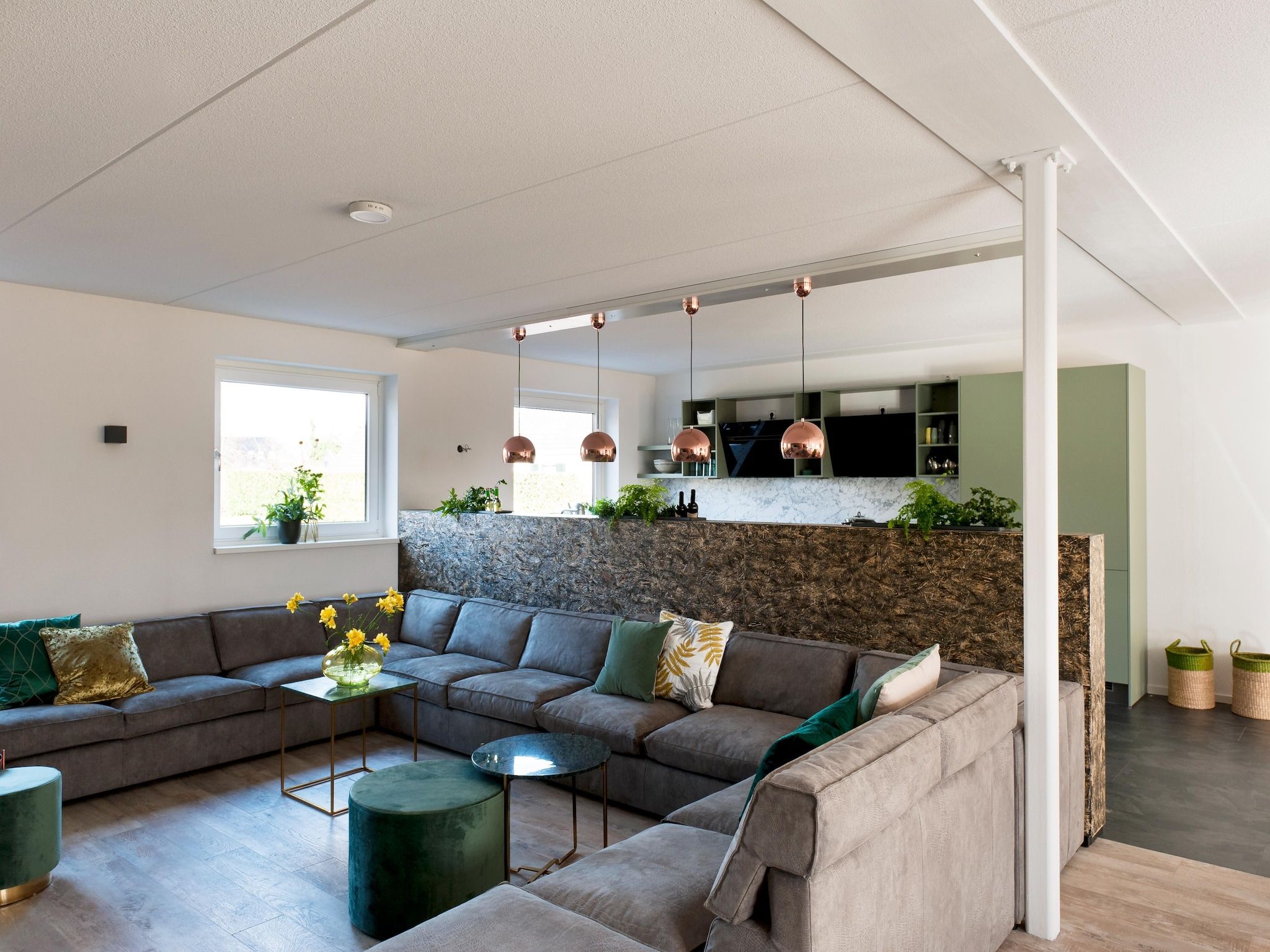 De woonkamer van 24 pers Pallertshuis Wellness de luxe met sauna en hout gestookte hottub in Groningen