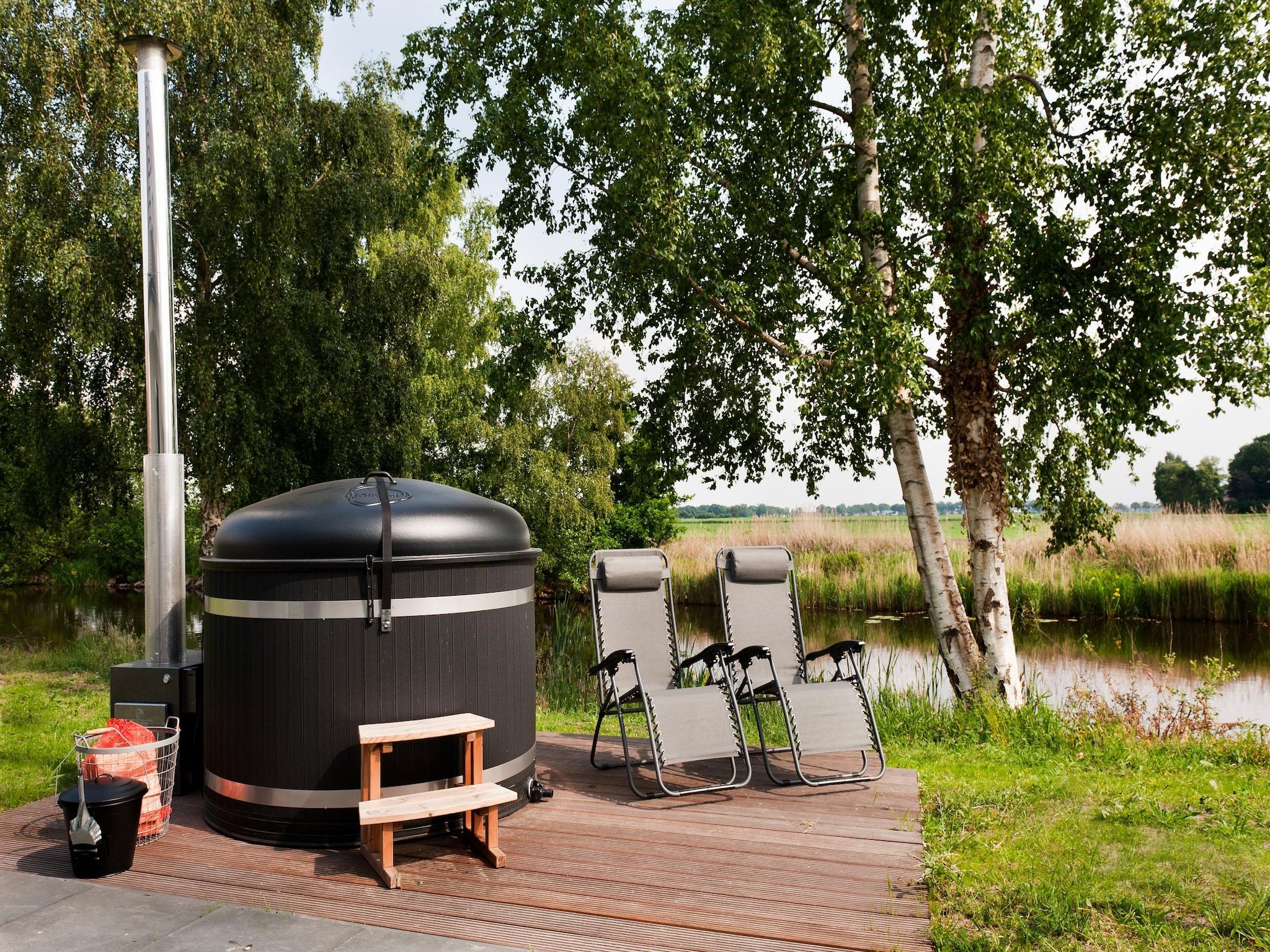 Voorzieningen bij 24 pers Pallertshuis Wellness de luxe met sauna en hout gestookte hottub in Groningen