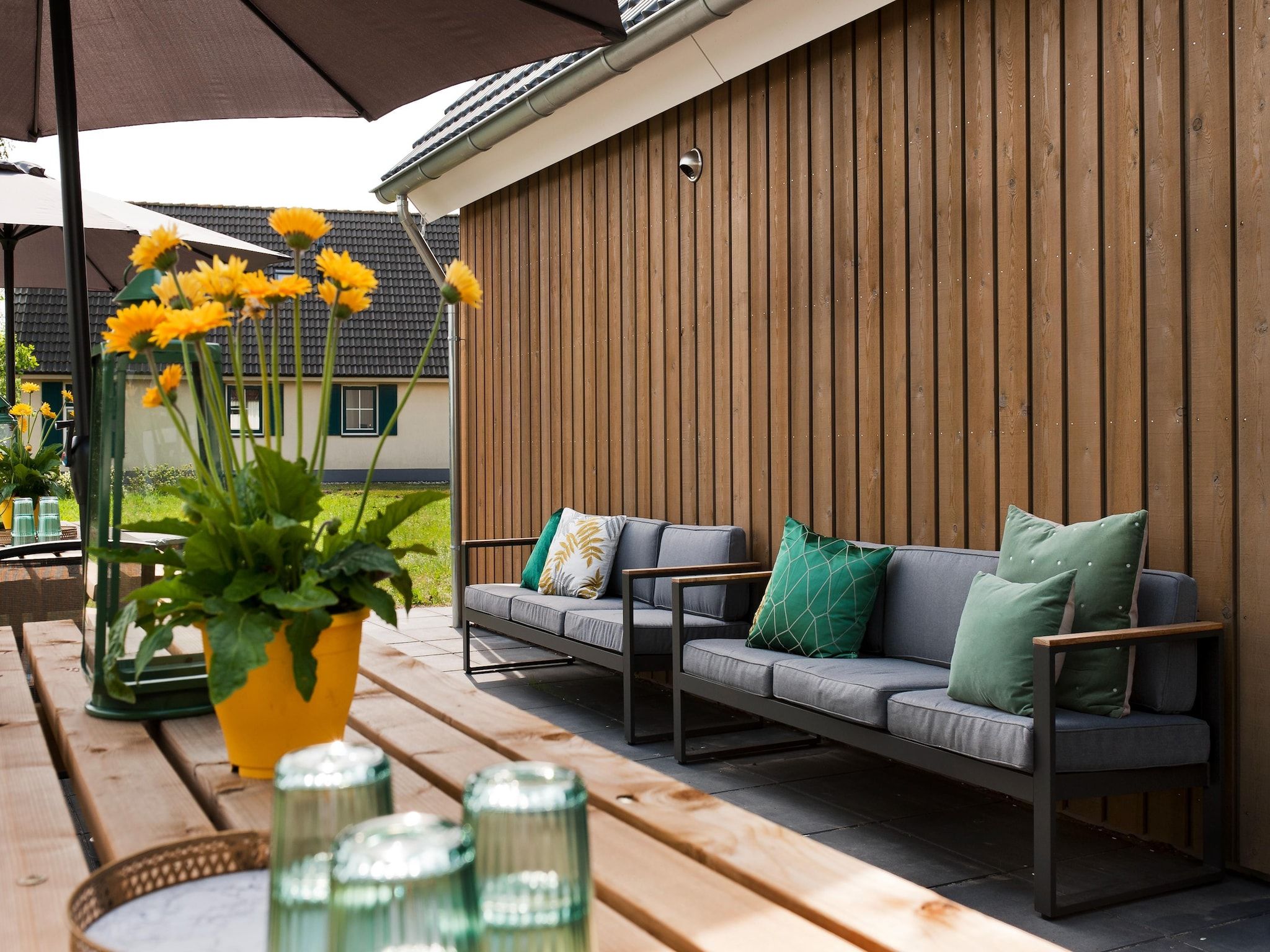 De tuin van 24 pers Pallertshuis Wellness de luxe met sauna en hout gestookte hottub in Groningen