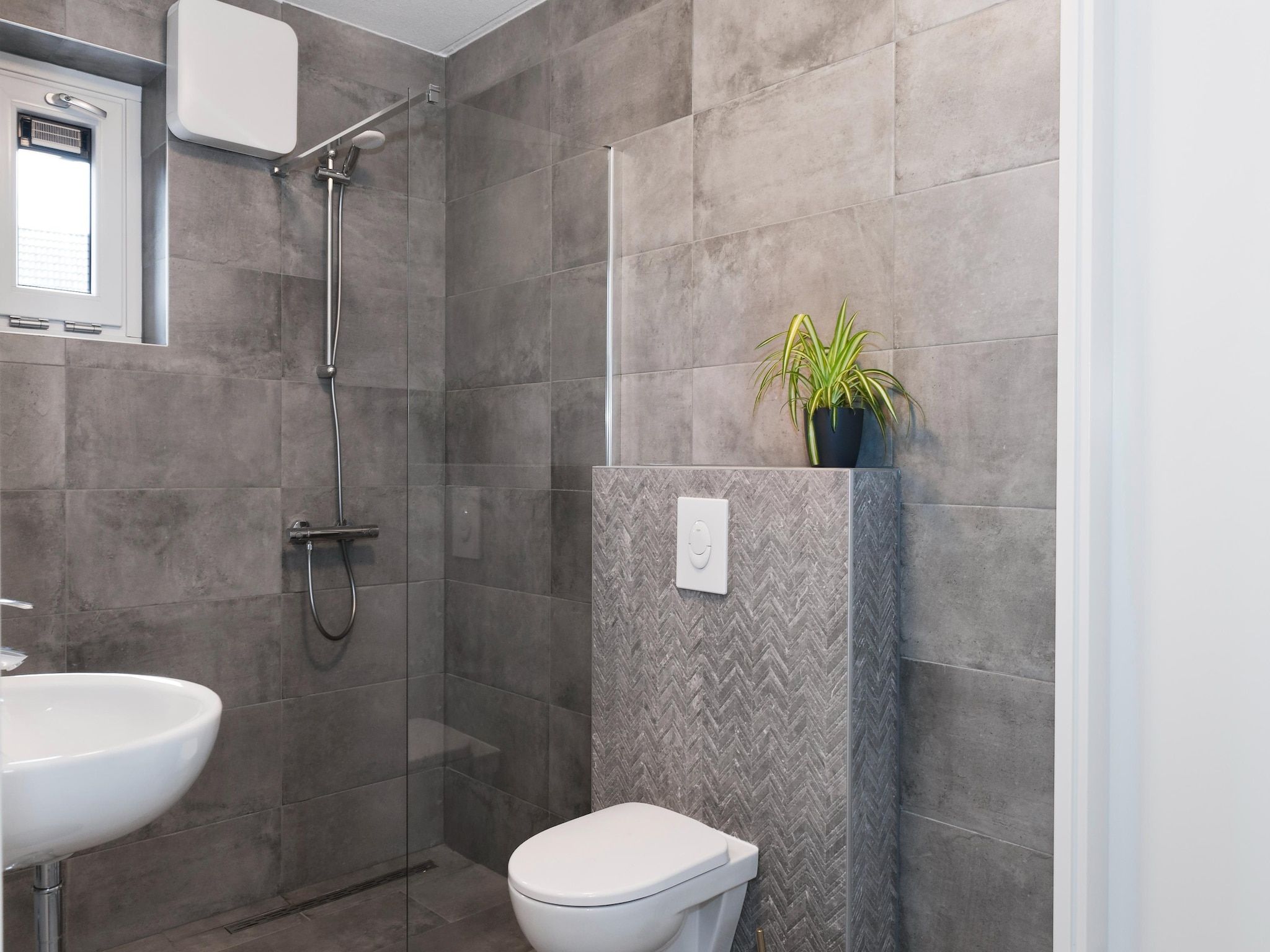 De badkamer van 24 pers Pallertshuis Wellness de luxe met sauna en hout gestookte hottub in Groningen