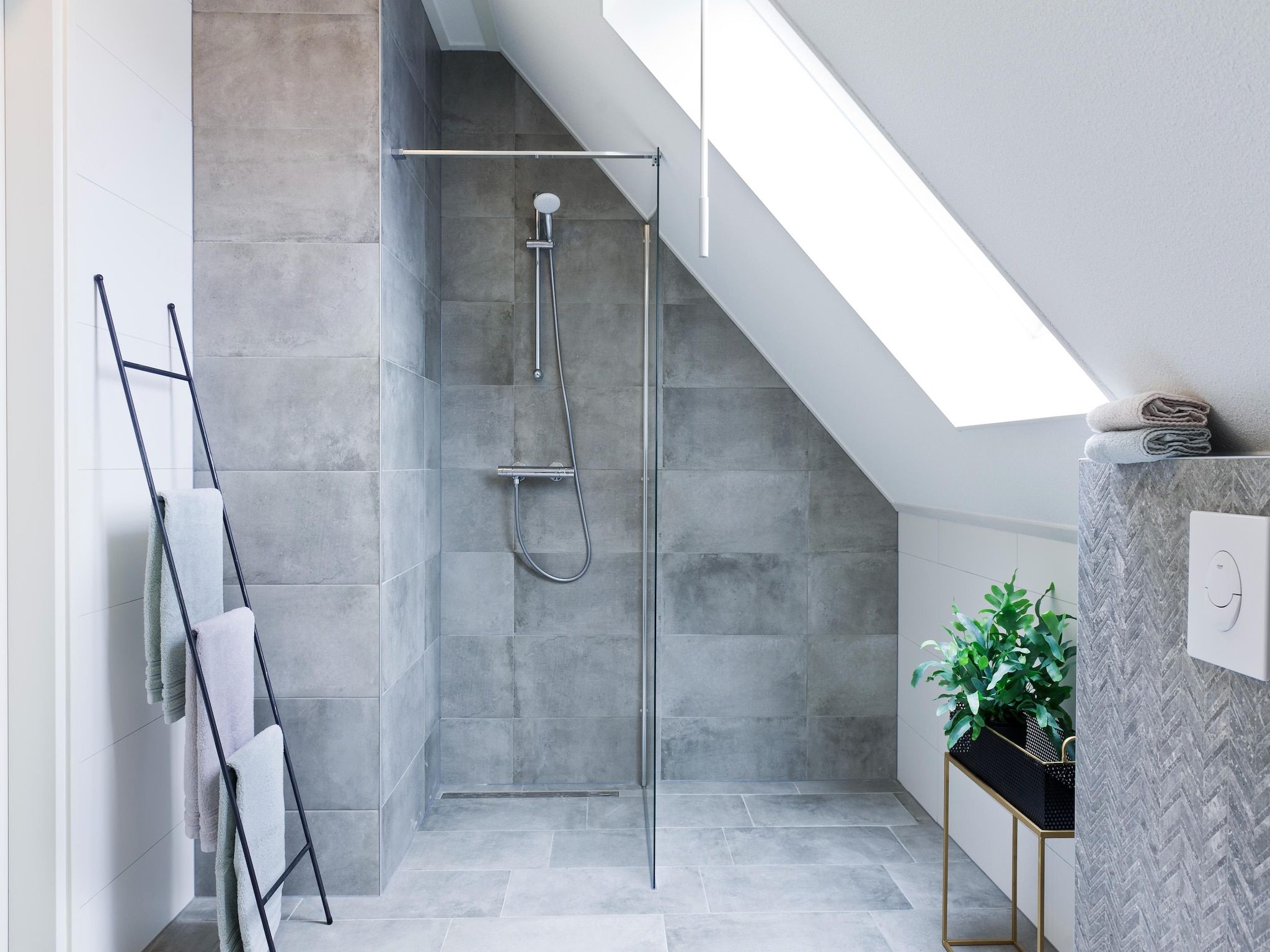 De badkamer van 24 pers Pallertshuis Wellness de luxe met sauna en hout gestookte hottub in Groningen