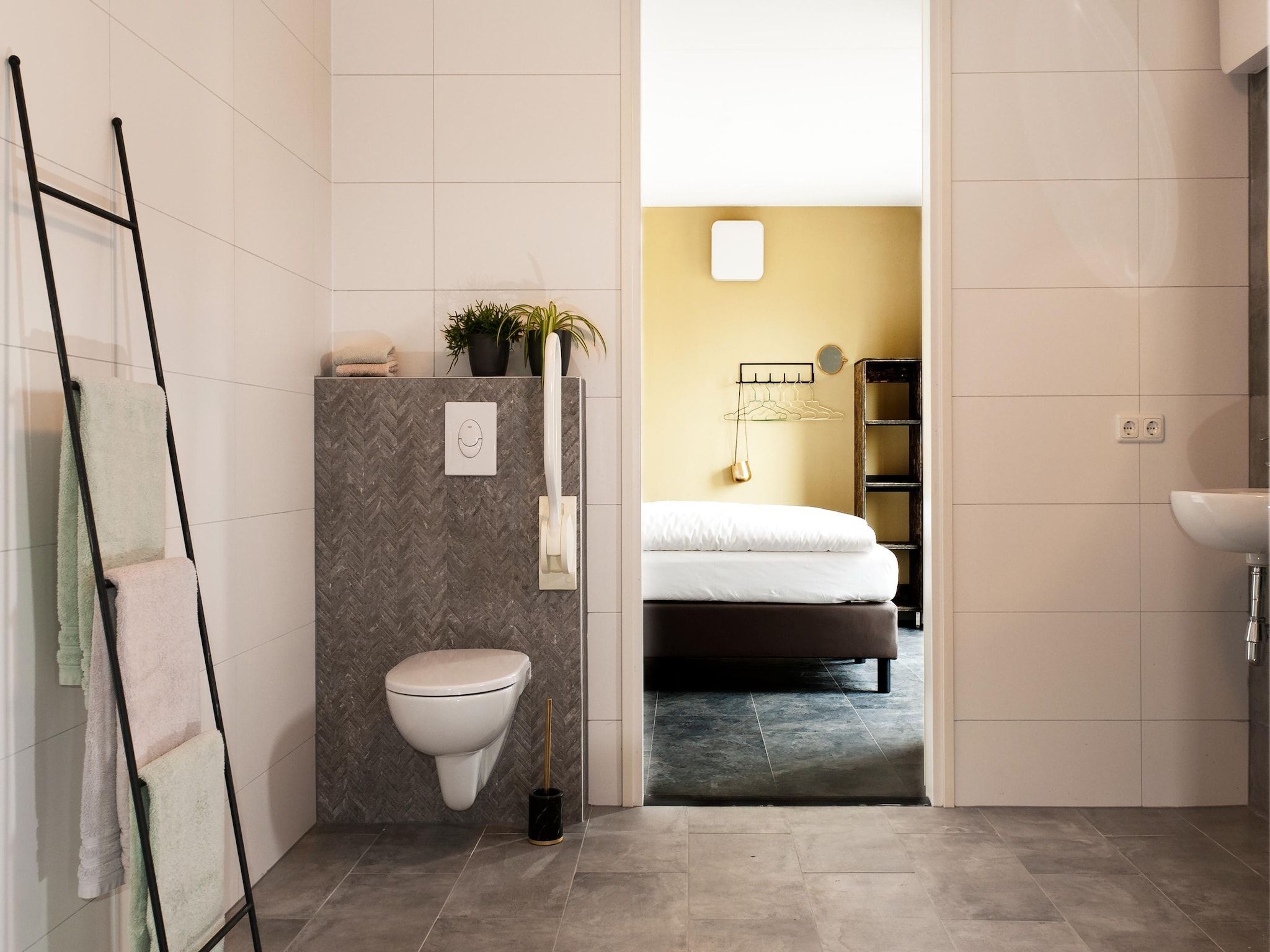 De badkamer van 24 pers Pallertshuis Wellness de luxe met sauna en hout gestookte hottub in Groningen