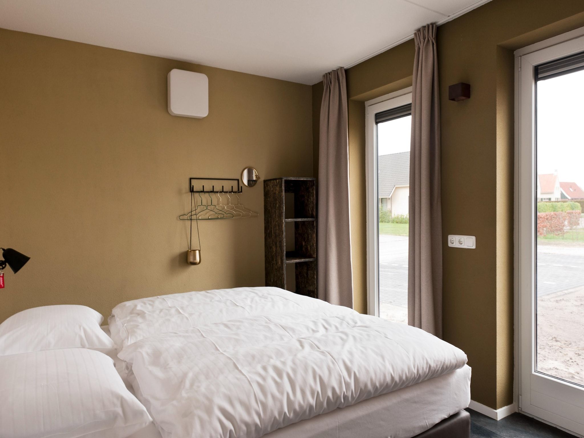 Een slaapkamer van 24 pers Pallertshuis Wellness de luxe met sauna en hout gestookte hottub in Groningen