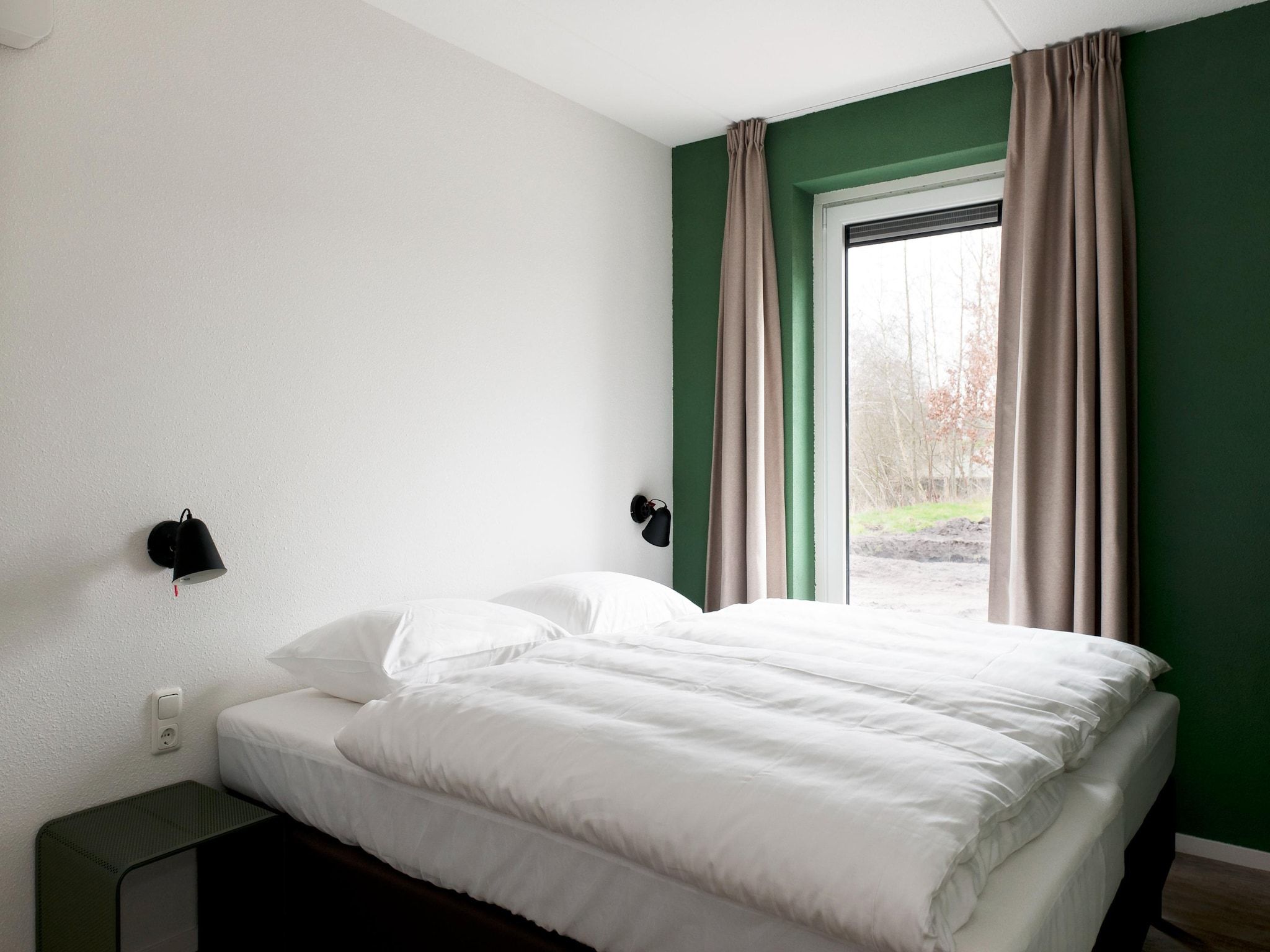 Een slaapkamer van 24 pers Pallertshuis Wellness de luxe met sauna en hout gestookte hottub in Groningen