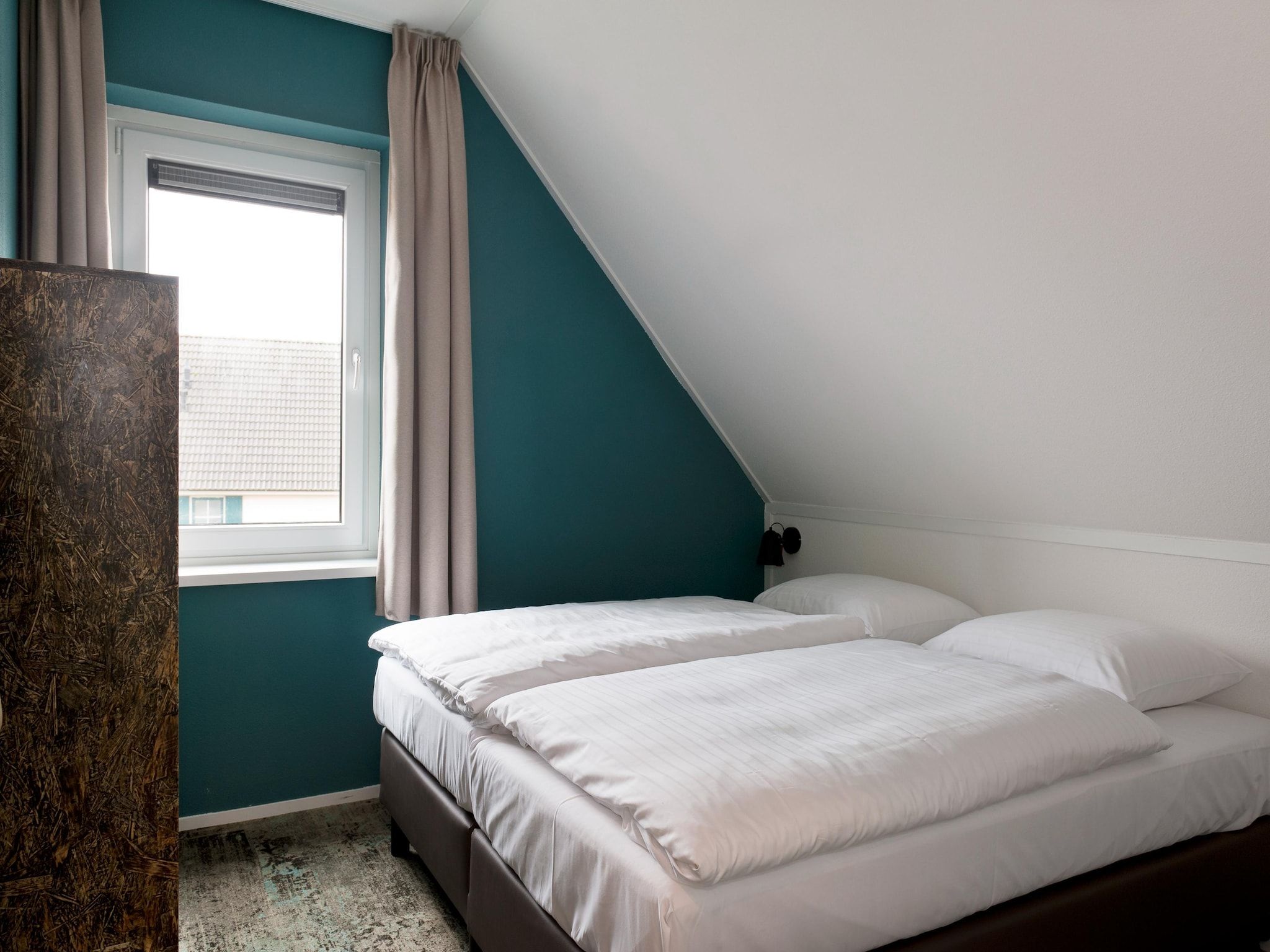 Een slaapkamer van 24 pers Pallertshuis Wellness de luxe met sauna en hout gestookte hottub in Groningen