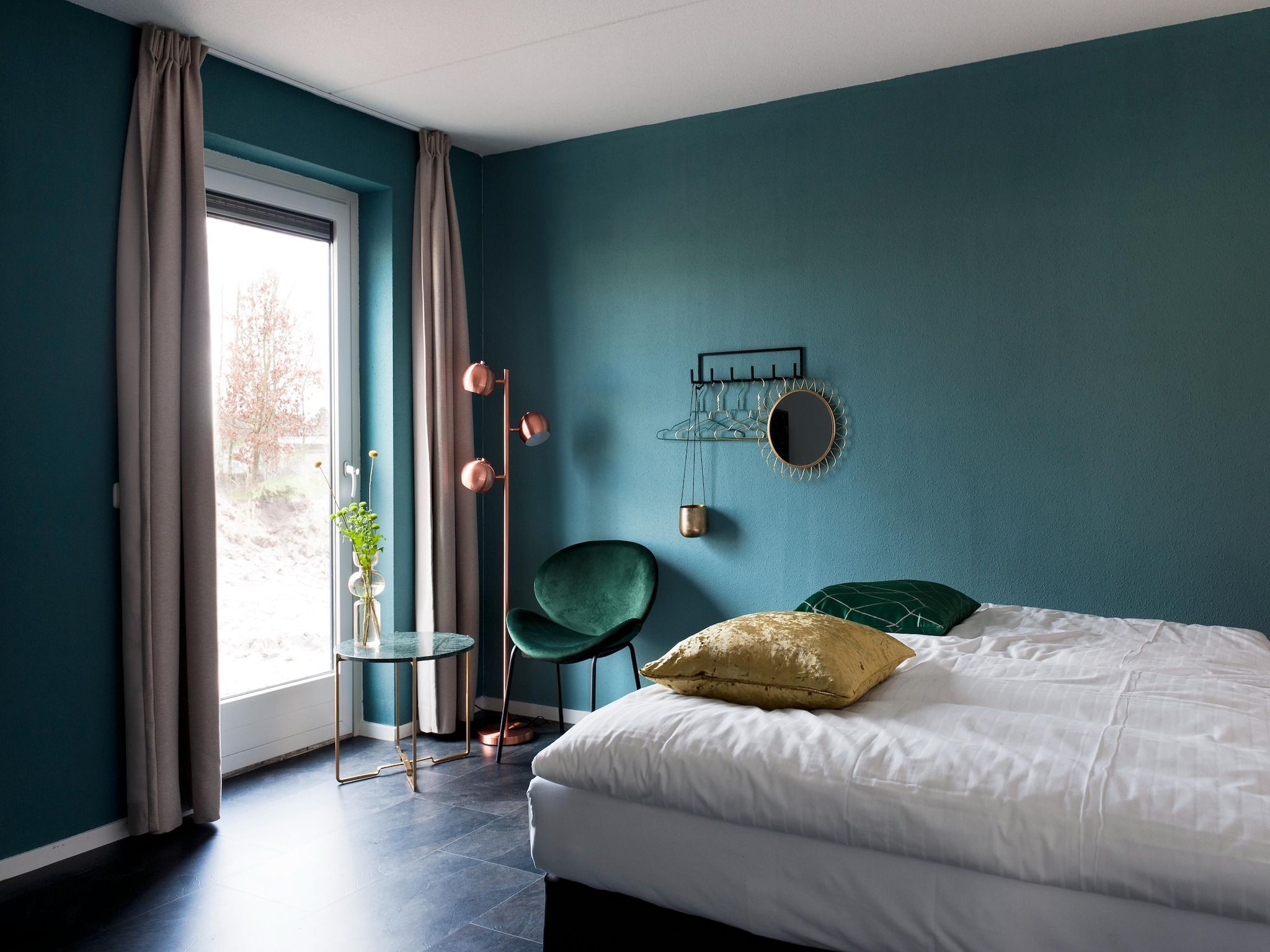 Een slaapkamer van 24 pers Pallertshuis Wellness de luxe met sauna en hout gestookte hottub in Groningen