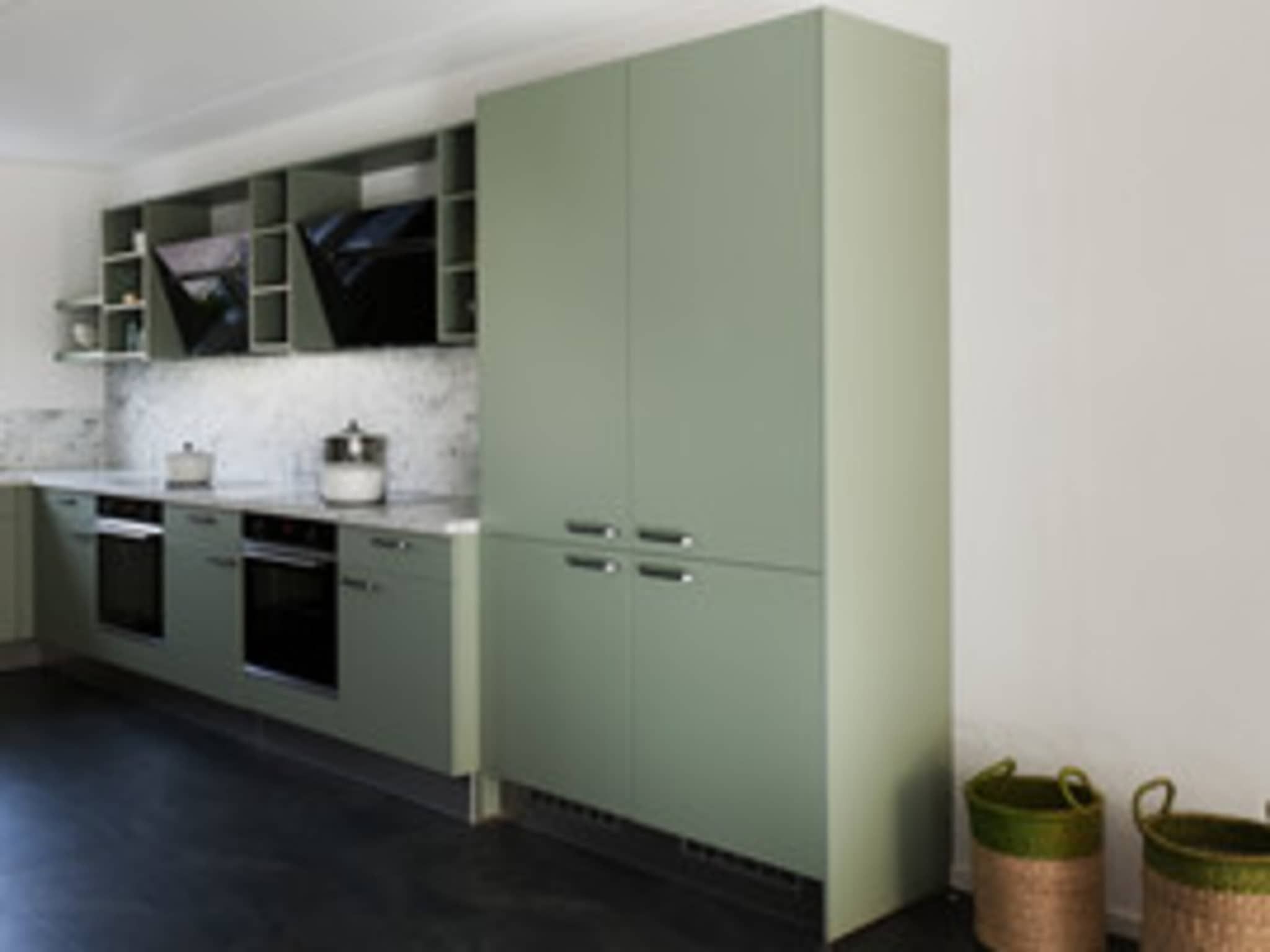 De keuken van 24 pers Pallertshuis Wellness de luxe met sauna en hout gestookte hottub in Groningen