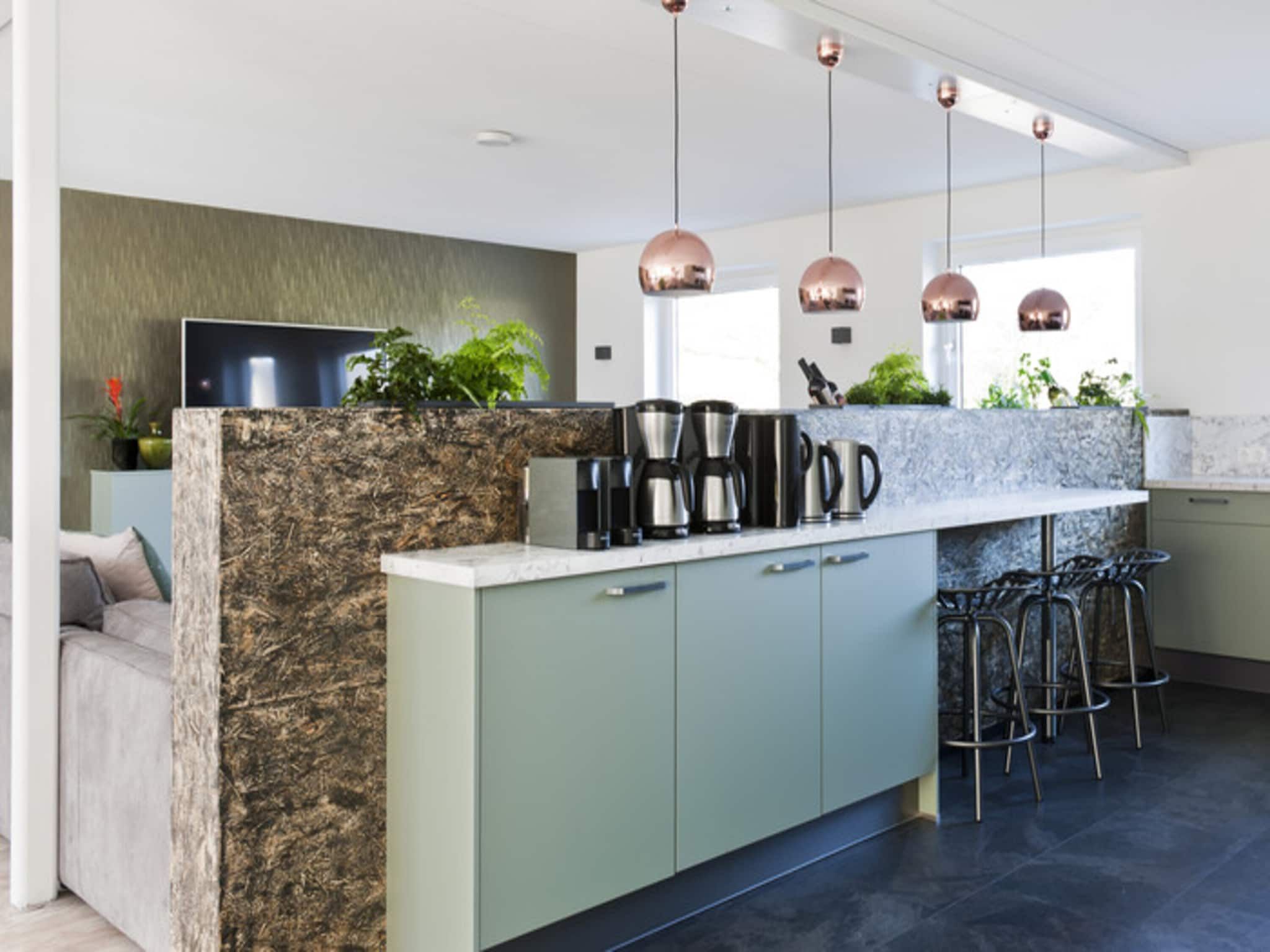 De keuken van 24 pers Pallertshuis Wellness de luxe met sauna en hout gestookte hottub in Groningen