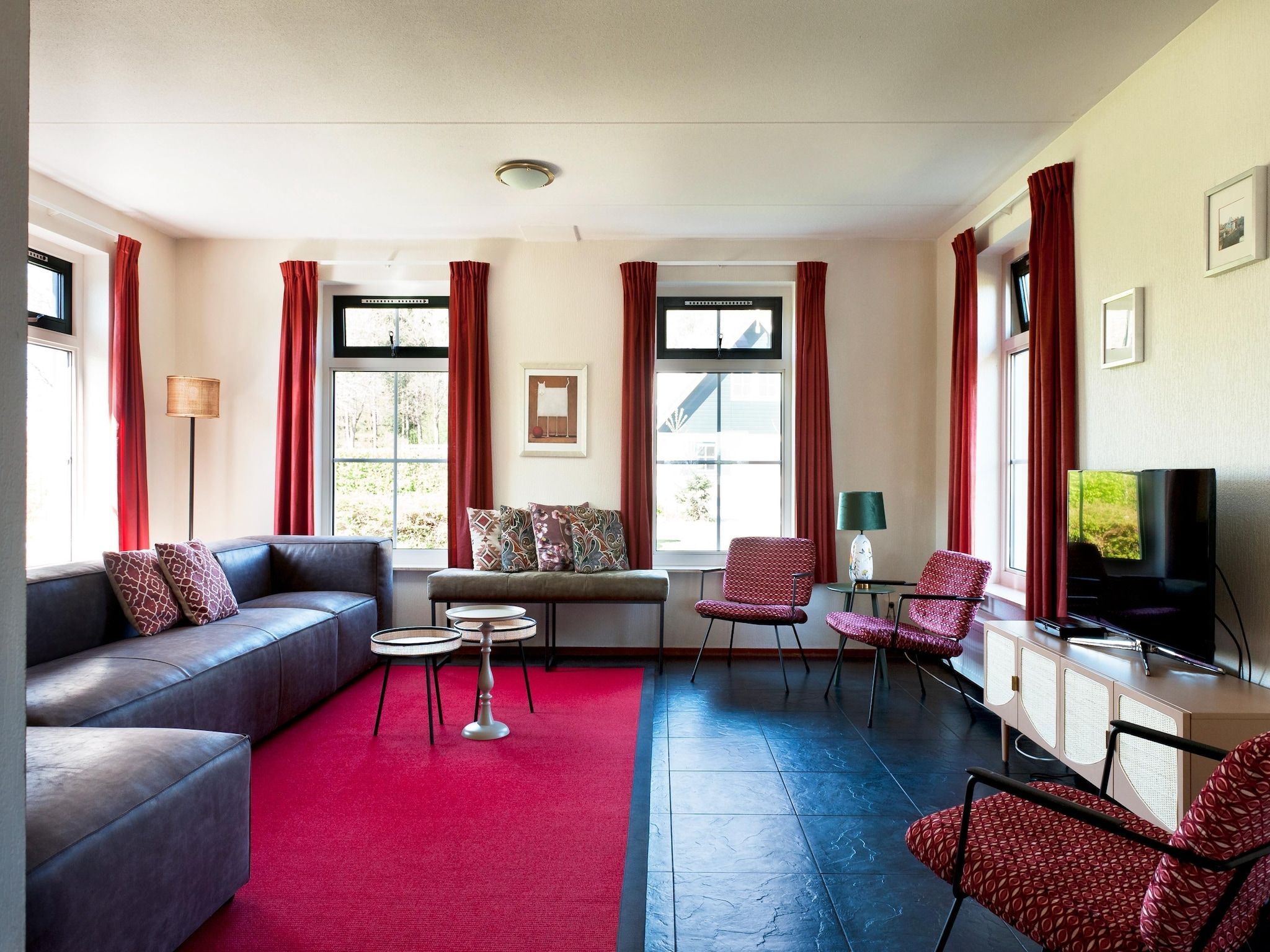 De woonkamer van 12 pers Lethehuis met sauna buitenspa en toerboot in Vlagtwedde