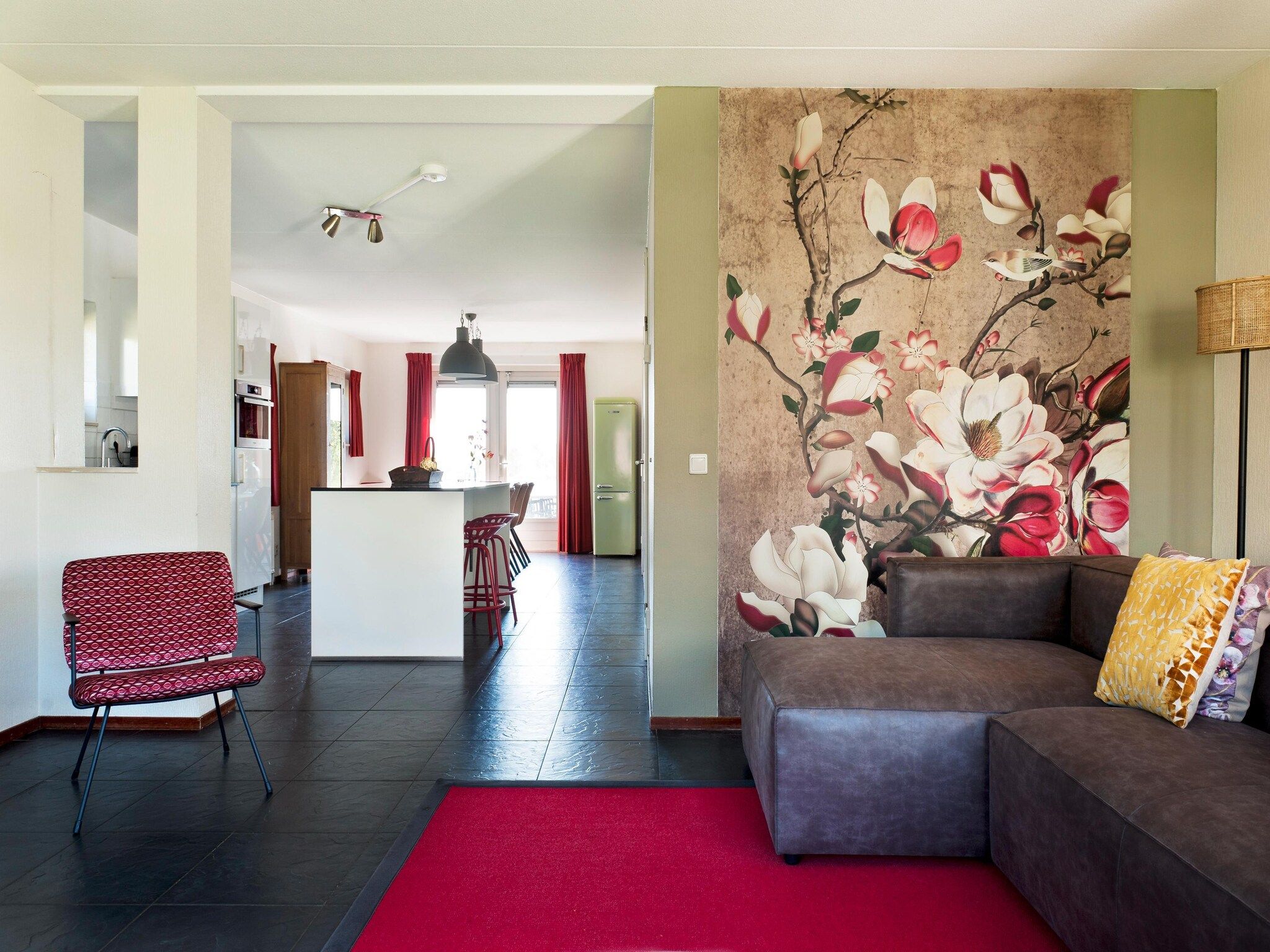 De woonkamer van 12 pers Lethehuis met sauna buitenspa en toerboot in Vlagtwedde