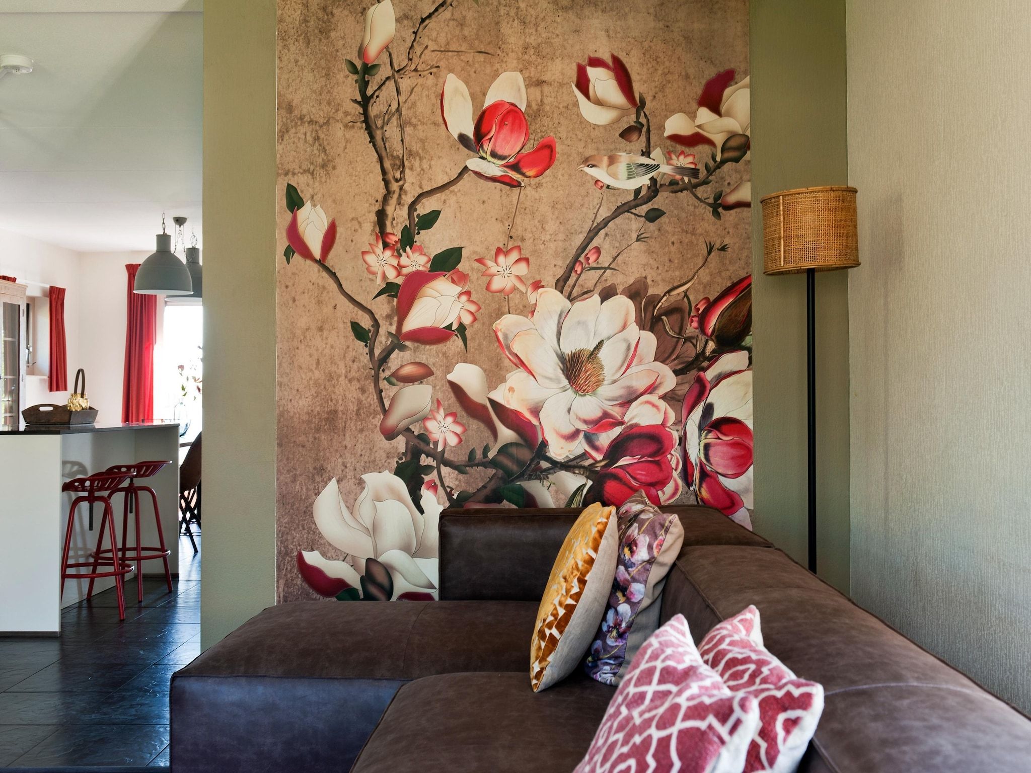 De woonkamer van 12 pers Lethehuis met sauna buitenspa en toerboot in Vlagtwedde