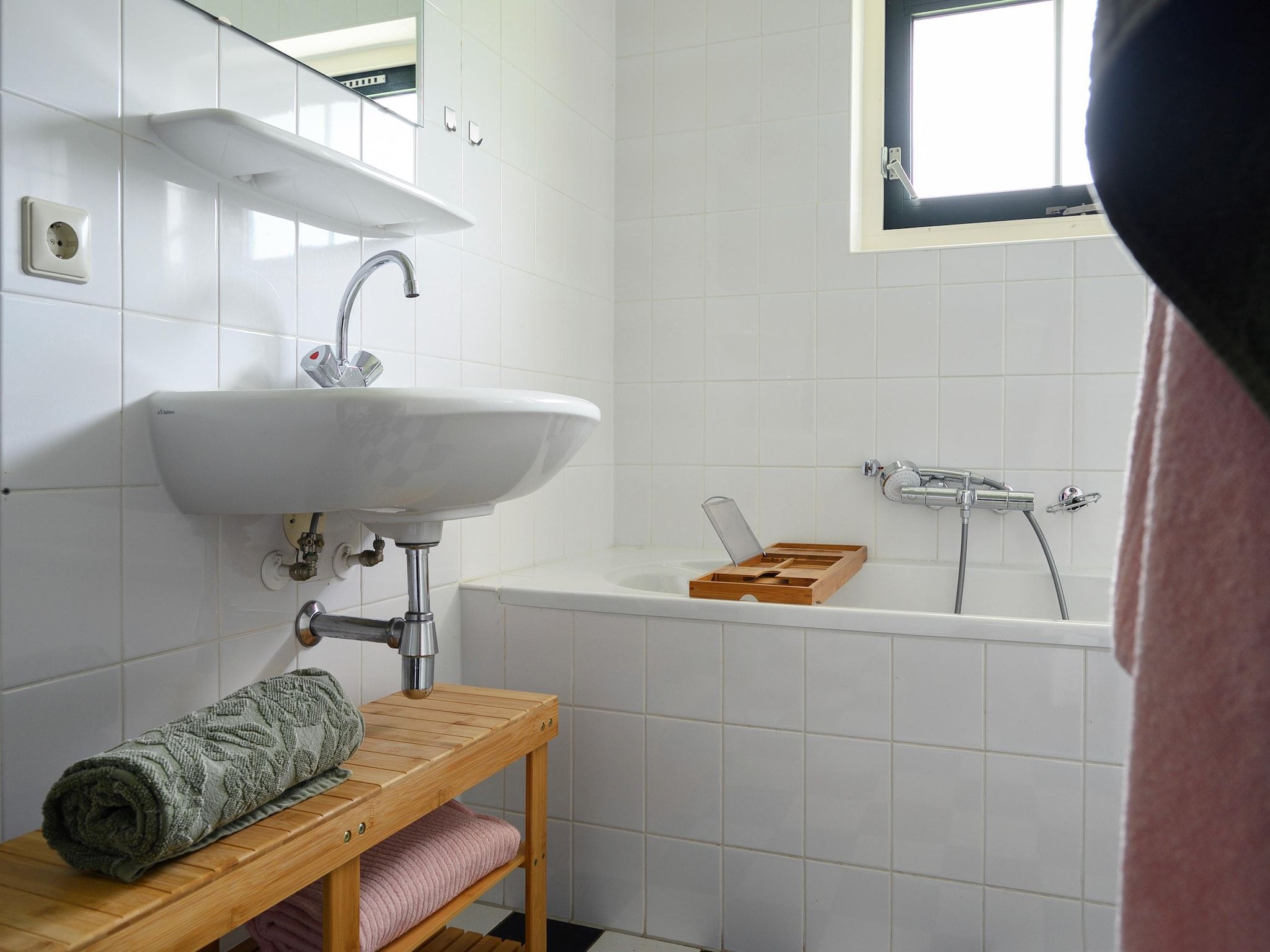 De badkamer van 12 pers Lethehuis met sauna buitenspa en toerboot in Vlagtwedde