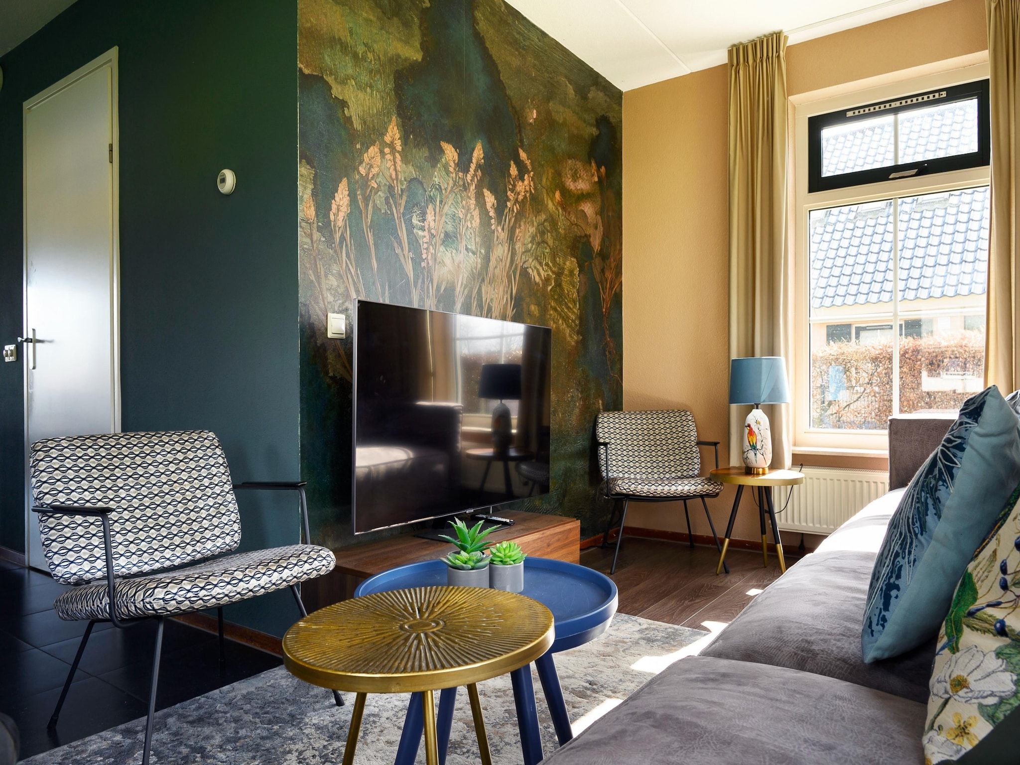 De woonkamer van 10 pers Lieskehuis Wellness de luxe met sauna buitenspa in Groningen