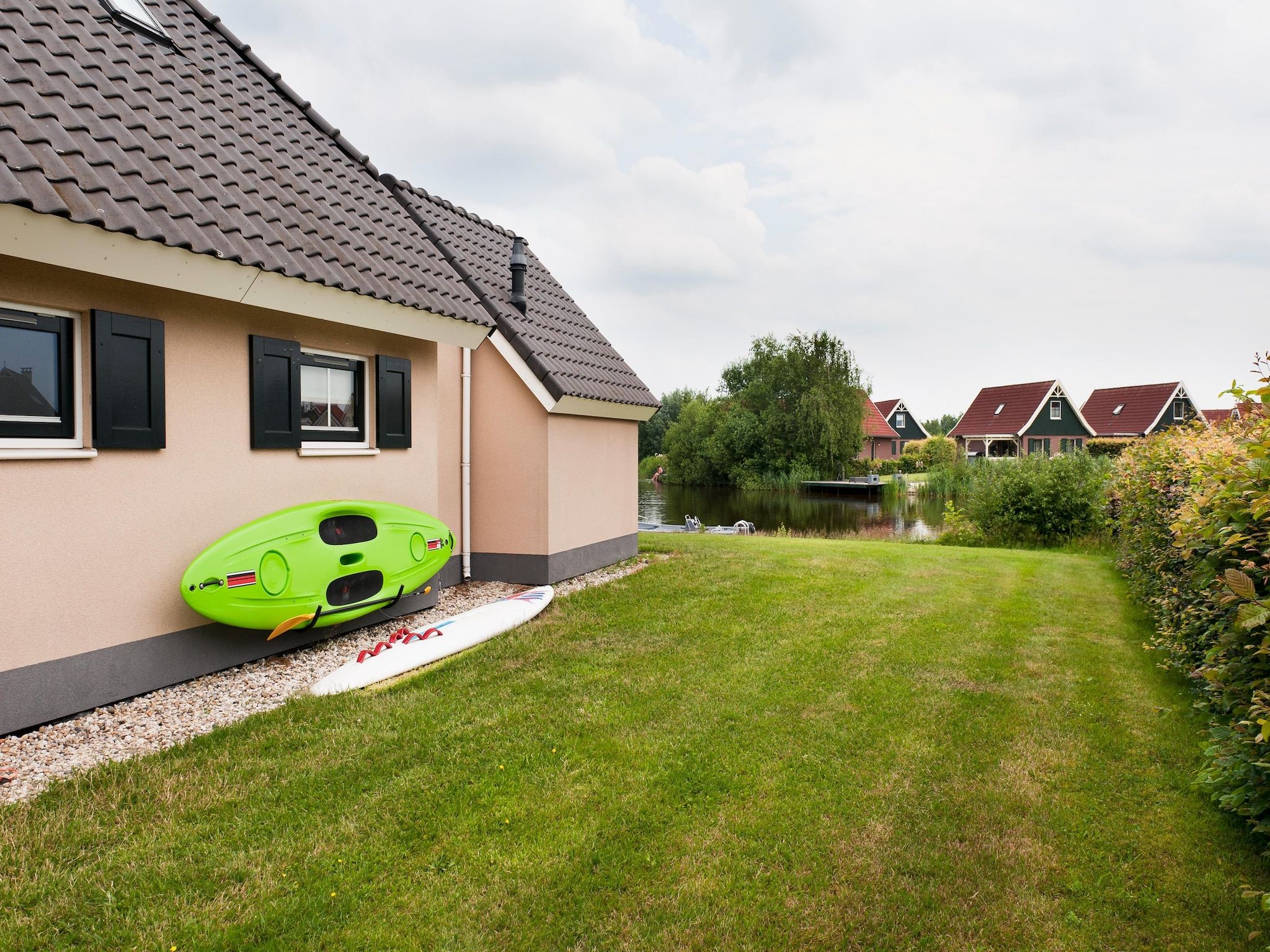 De tuin van 10 pers Lieskehuis Wellness de luxe met sauna buitenspa in Groningen