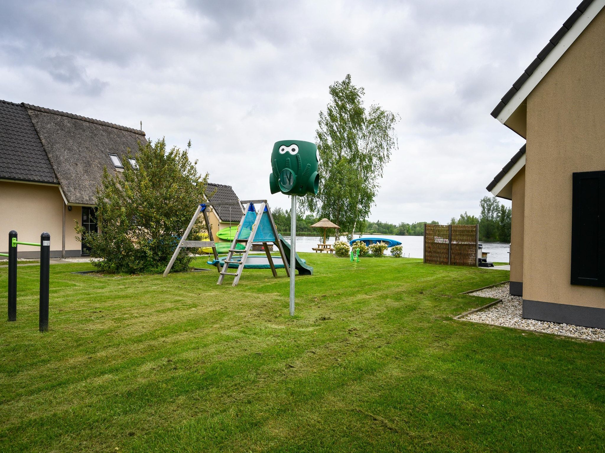 De tuin van 10 pers Lieskehuis Wellness de luxe met sauna buitenspa in Groningen