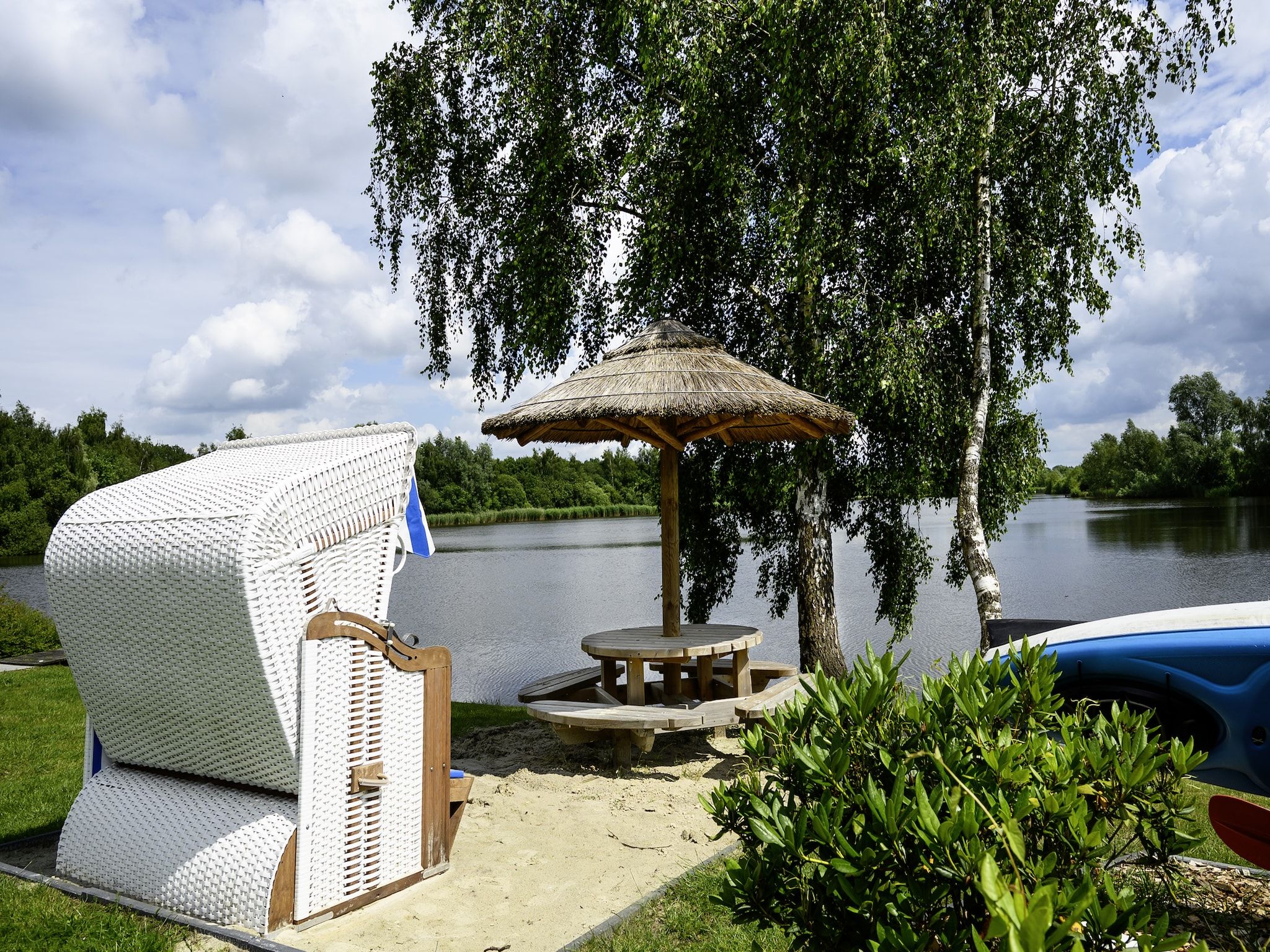 De tuin van 10 pers Lieskehuis Wellness de luxe met sauna buitenspa in Groningen