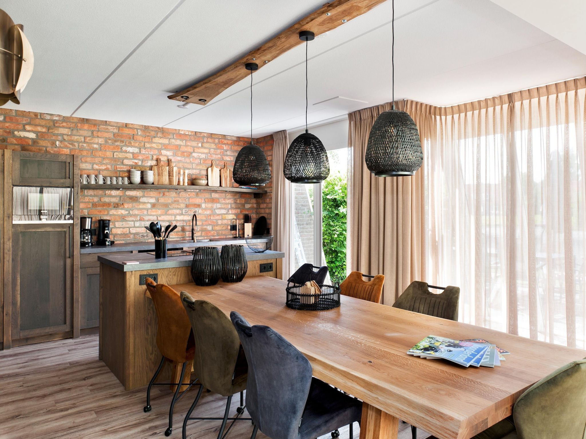 De eetkamer van 8 pers Metbroekhuis Wellness de luxe met sauna & buitenspa in Groningen