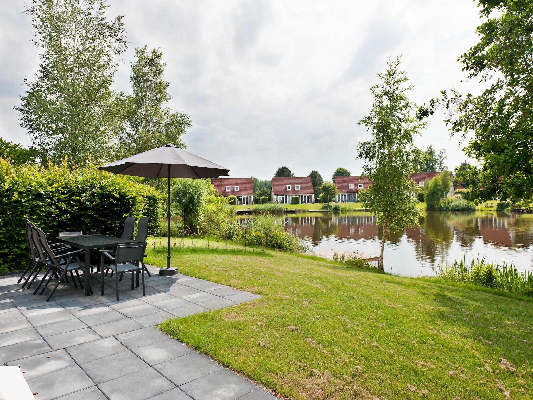 De tuin van 8 pers Metbroekhuis Wellness de luxe met sauna & buitenspa in Groningen