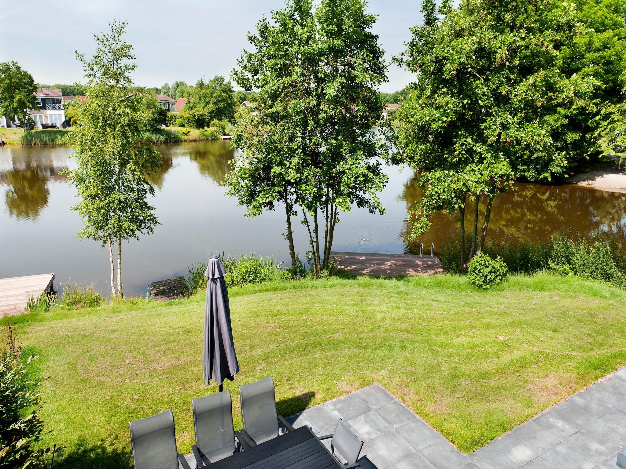 De tuin van 8 pers Metbroekhuis Wellness de luxe met sauna & buitenspa in Groningen