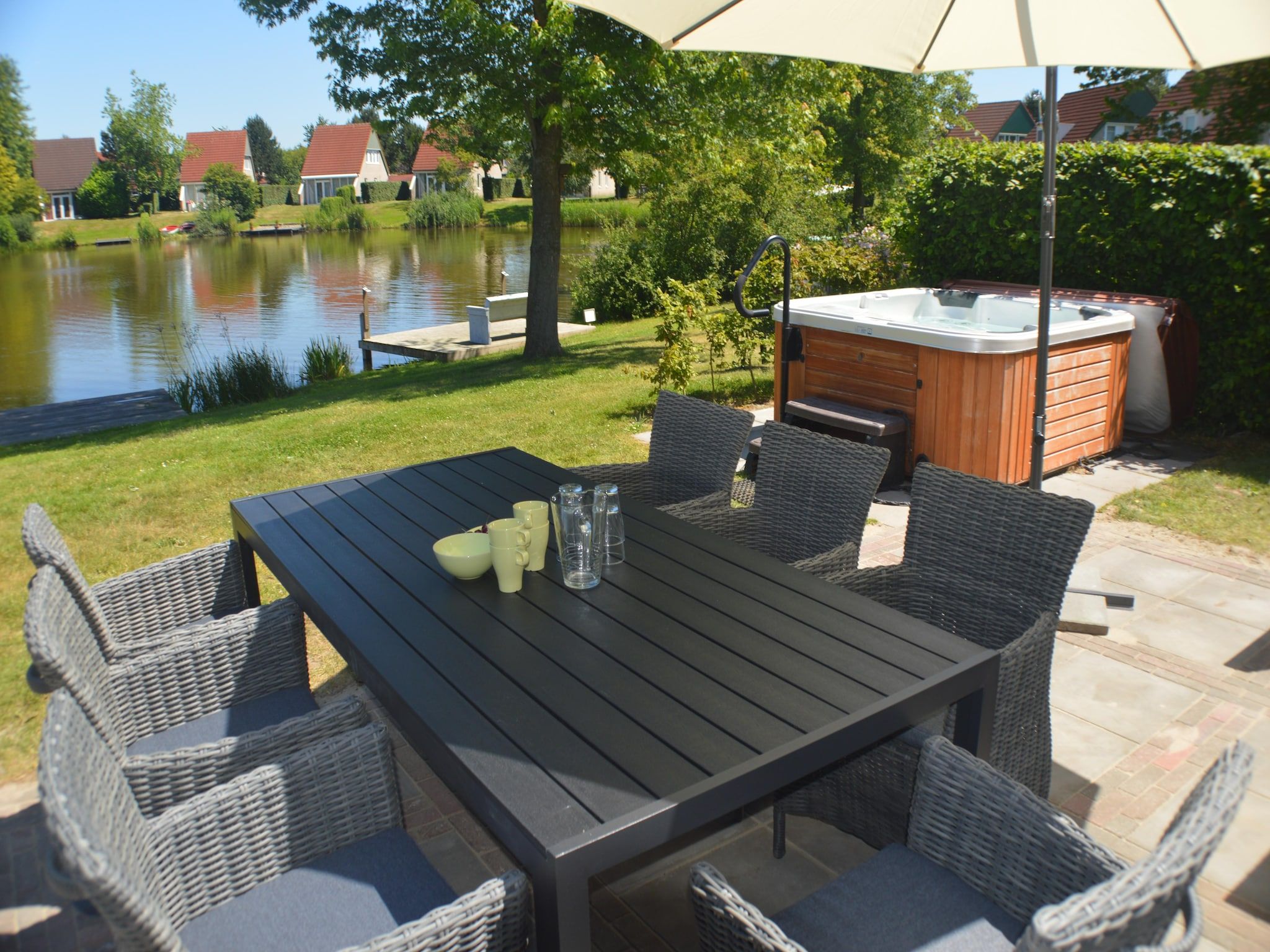 De tuin van 8 pers Westerwolde Prestige Welness met buitenspa in Vlagtwedde