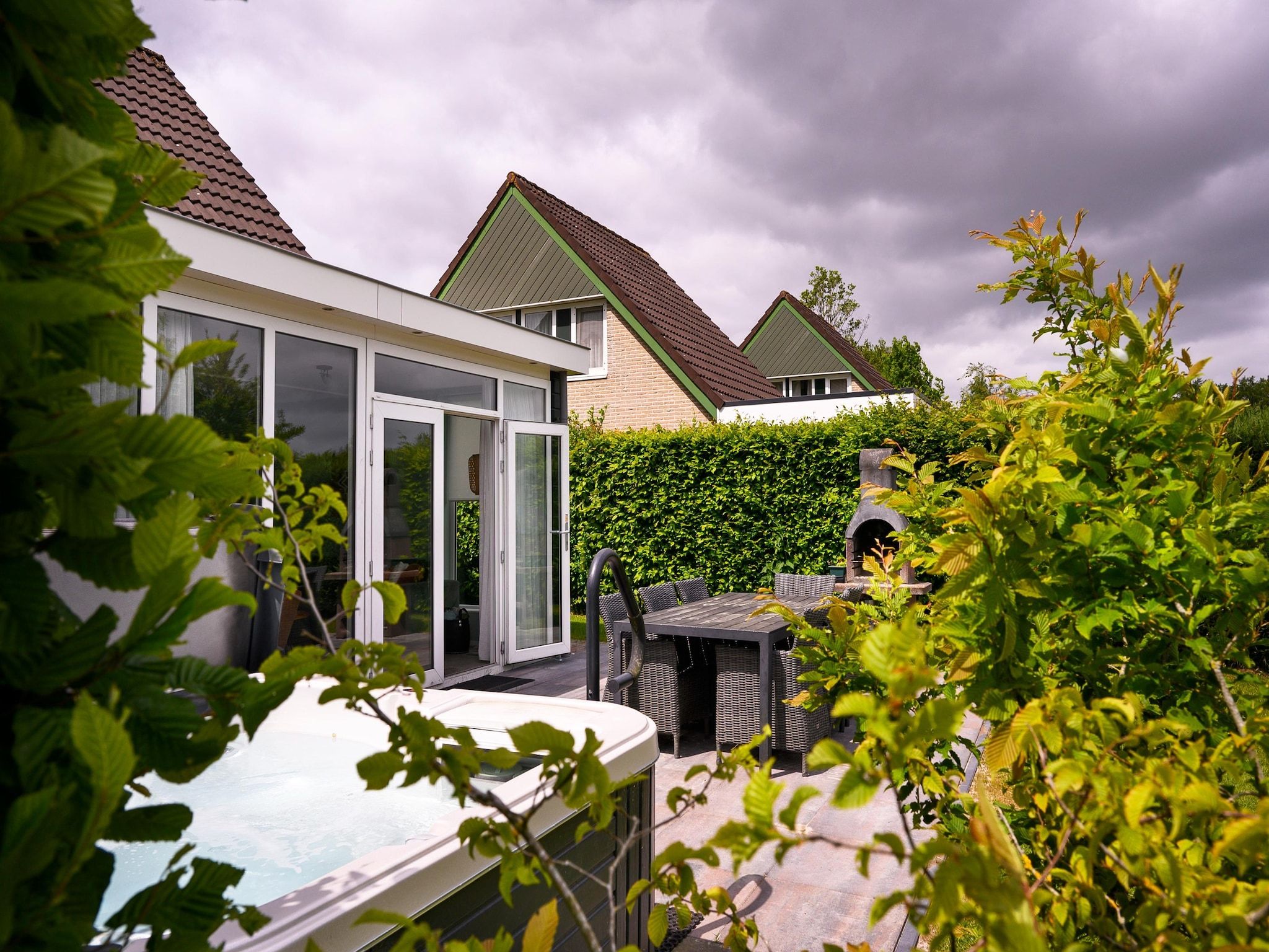 De tuin van 8 pers Westerwolde Prestige Welness met buitenspa in Vlagtwedde