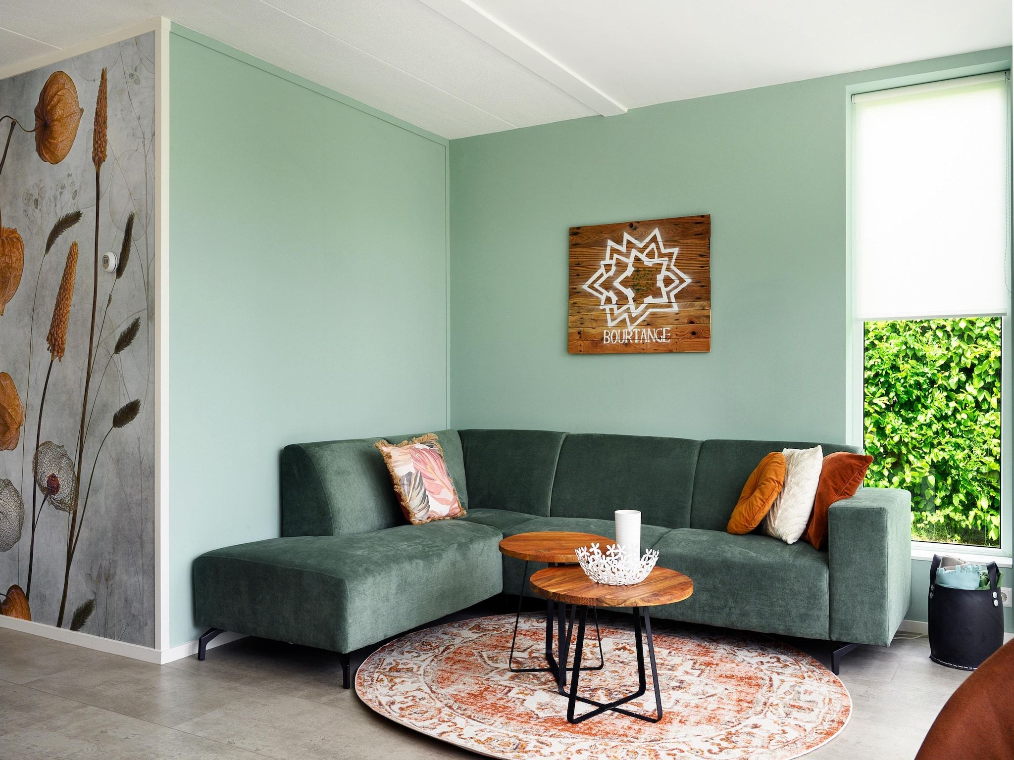 De woonkamer van 8 pers Westerwolde Prestige Welness met buitenspa in Vlagtwedde