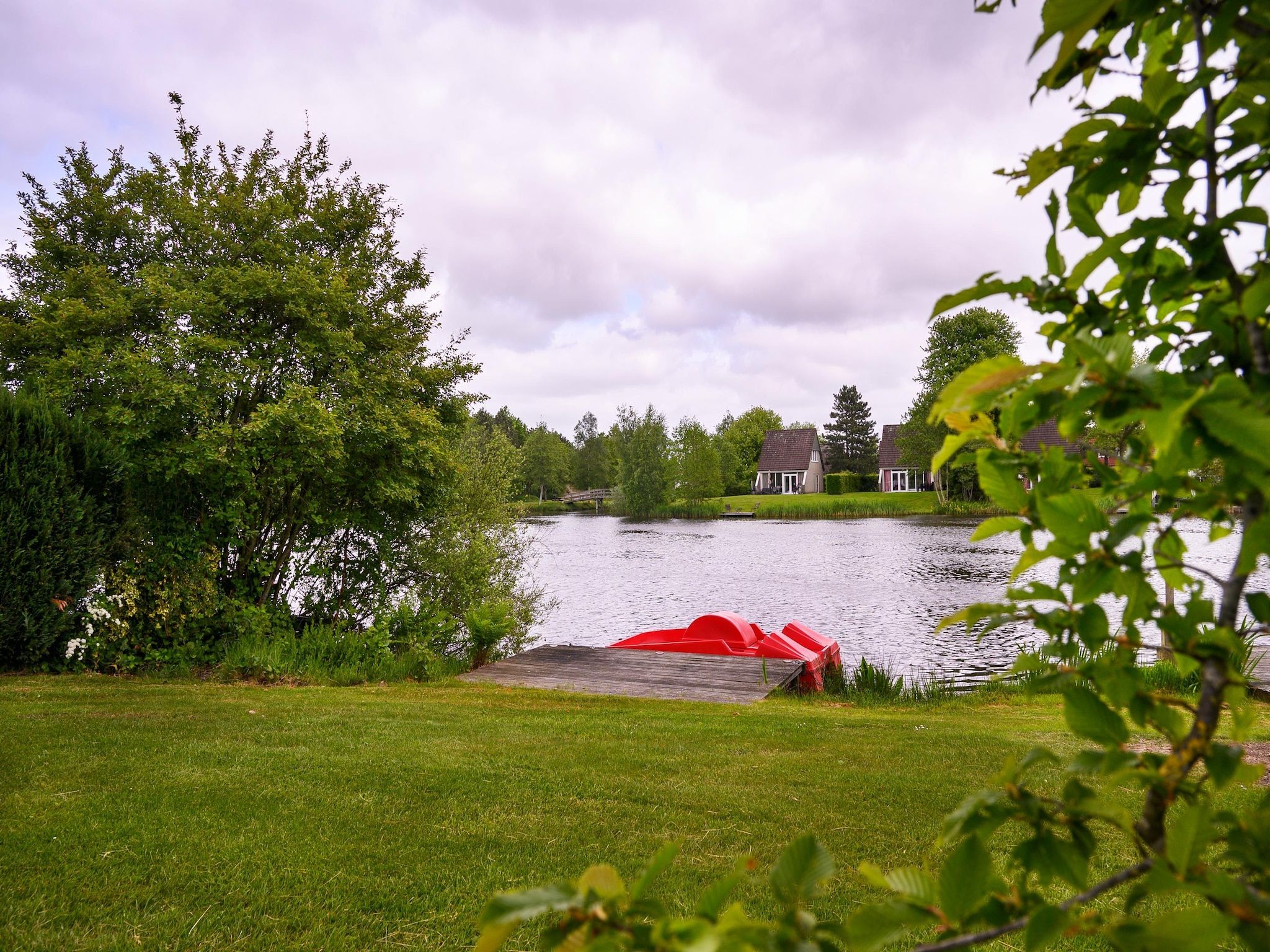 De tuin van 8 pers Westerwolde Prestige Welness met buitenspa in Vlagtwedde