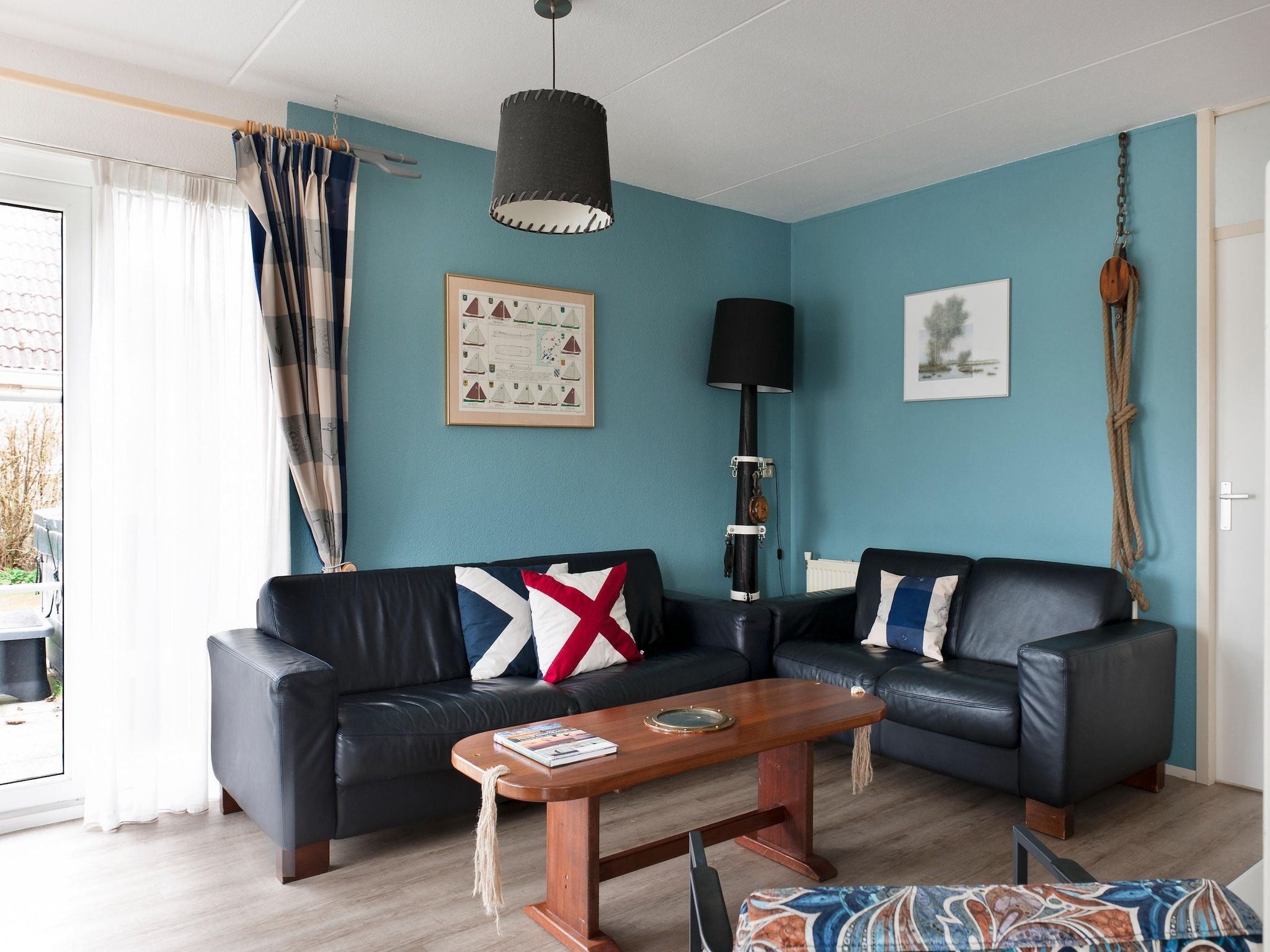 De woonkamer van Grand Fisker Wellness de luxe met sauna buitenspa & sloep seizoensgebonden in Friesland