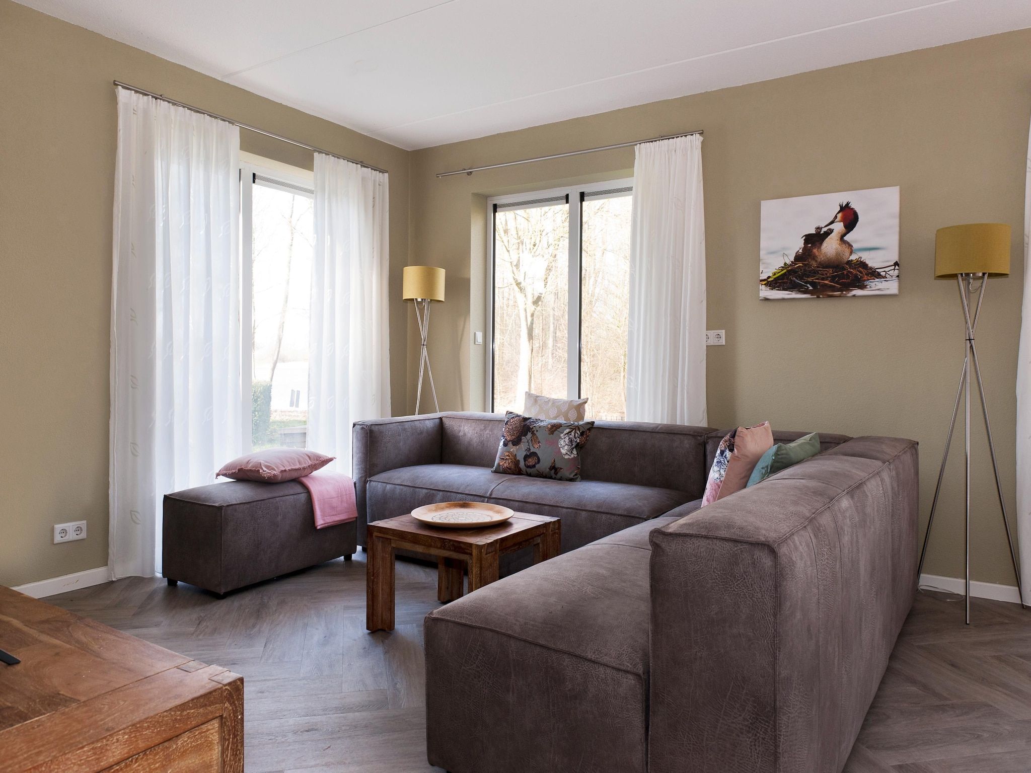 De woonkamer van Grand Fisker Wellness de luxe met sauna buitenspa & sloep seizoensgebonden in Friesland