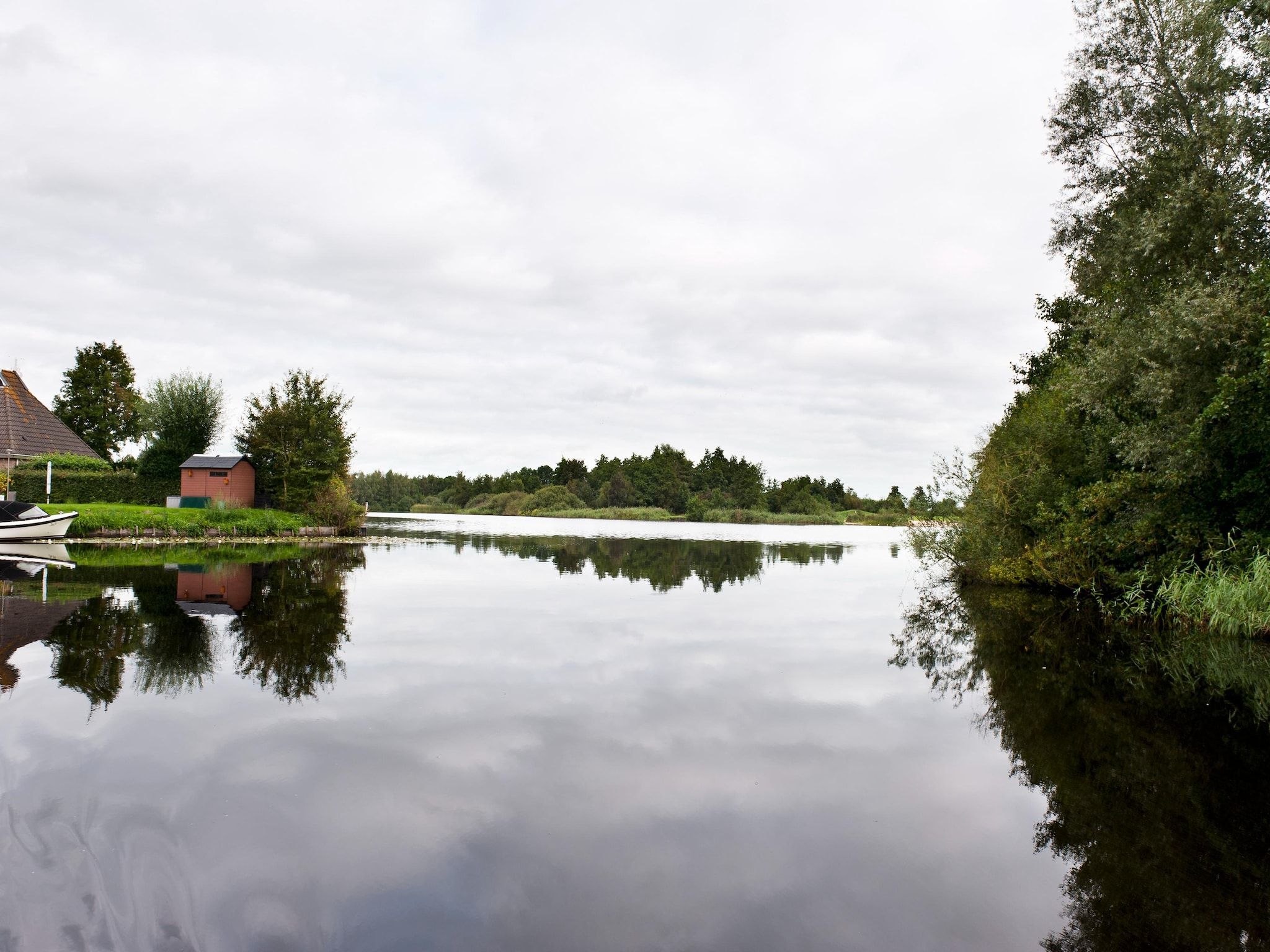 De omgeving van Grand Fisker Wellness de luxe met sauna buitenspa & sloep seizoensgebonden in Friesland