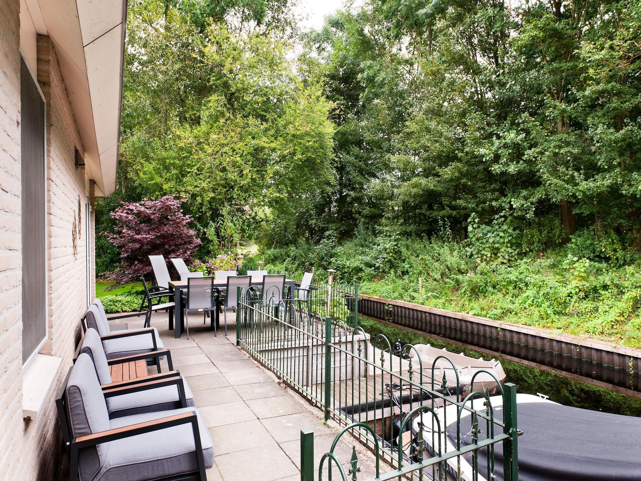 De tuin van Grand Fisker Wellness de luxe met sauna buitenspa & sloep seizoensgebonden in Friesland