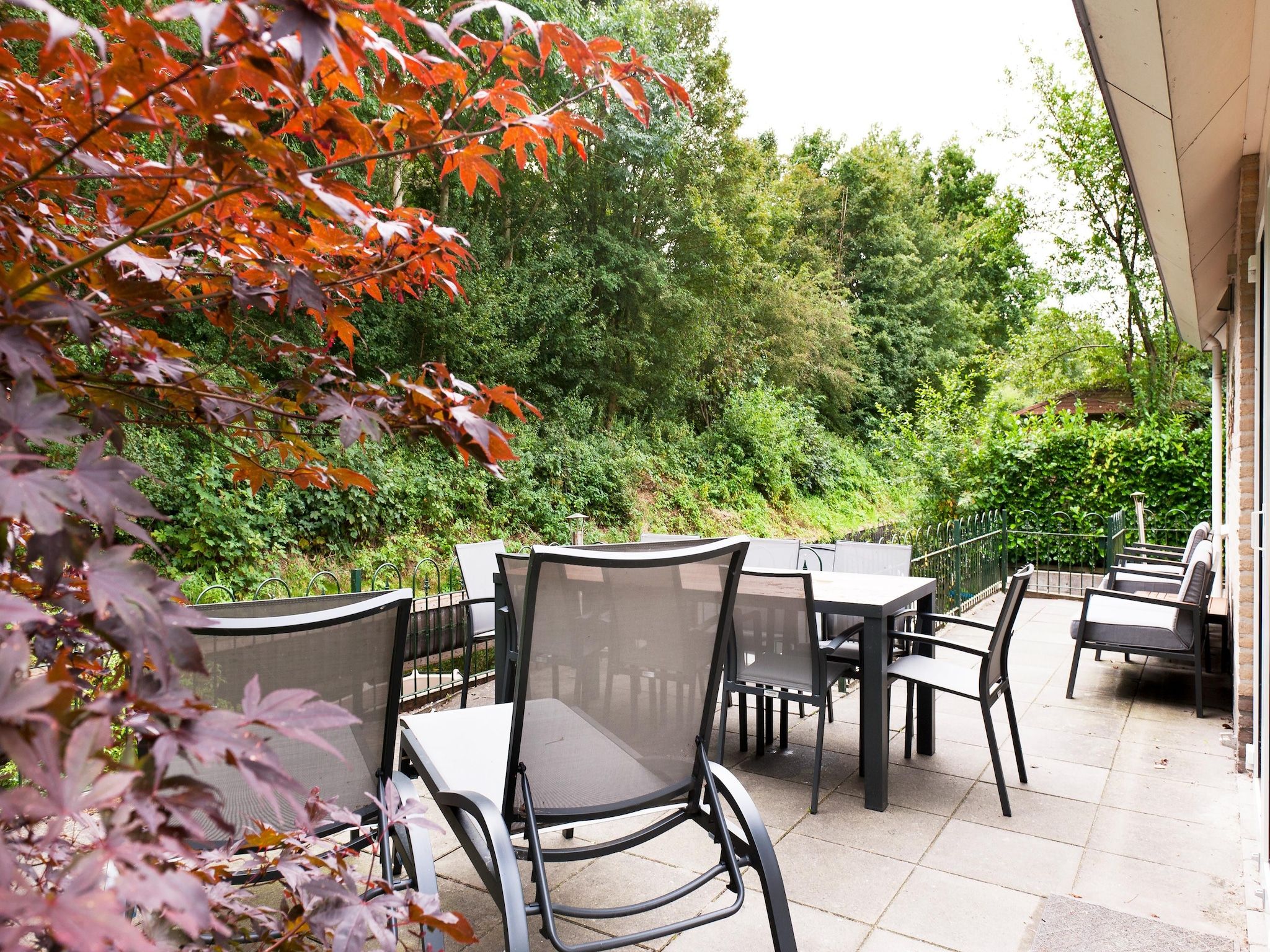 De tuin van Grand Fisker Wellness de luxe met sauna buitenspa & sloep seizoensgebonden in Friesland