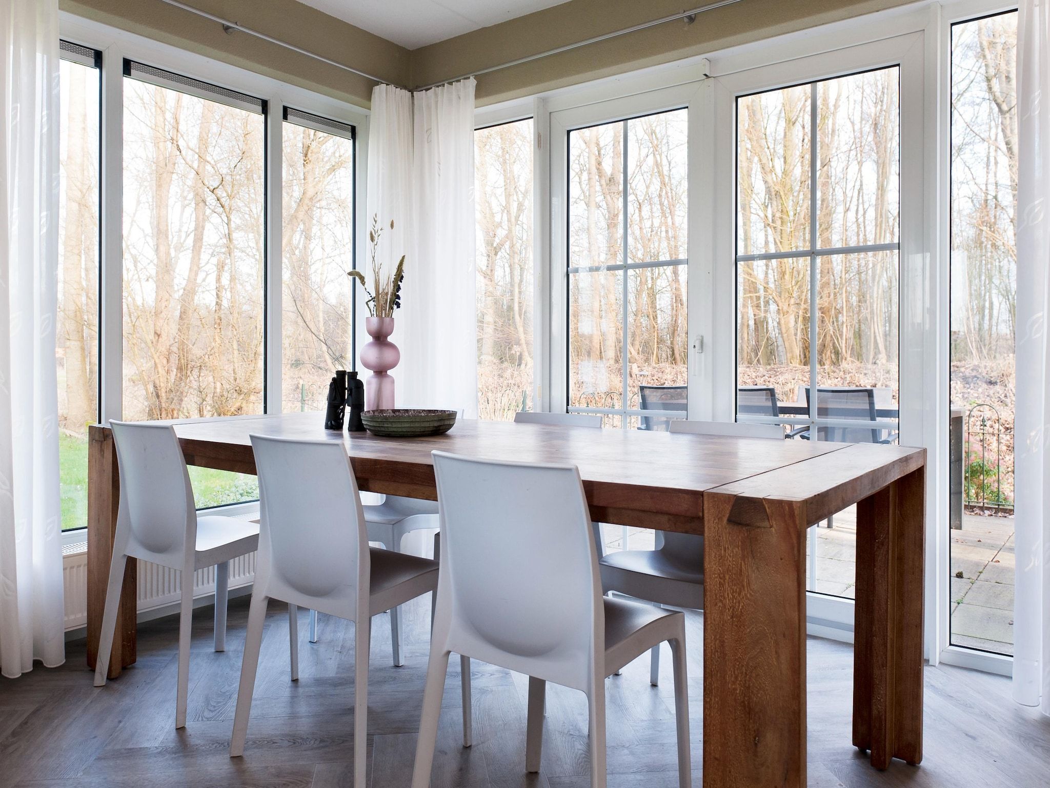 De eetkamer van Grand Fisker Wellness de luxe met sauna buitenspa & sloep seizoensgebonden in Friesland