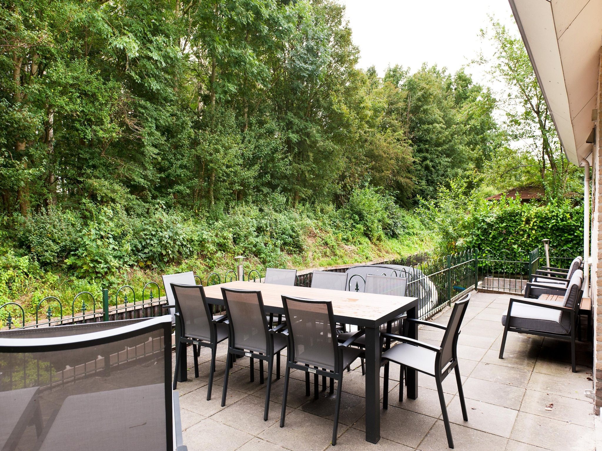 De tuin van Grand Fisker Wellness de luxe met sauna buitenspa & sloep seizoensgebonden in Friesland