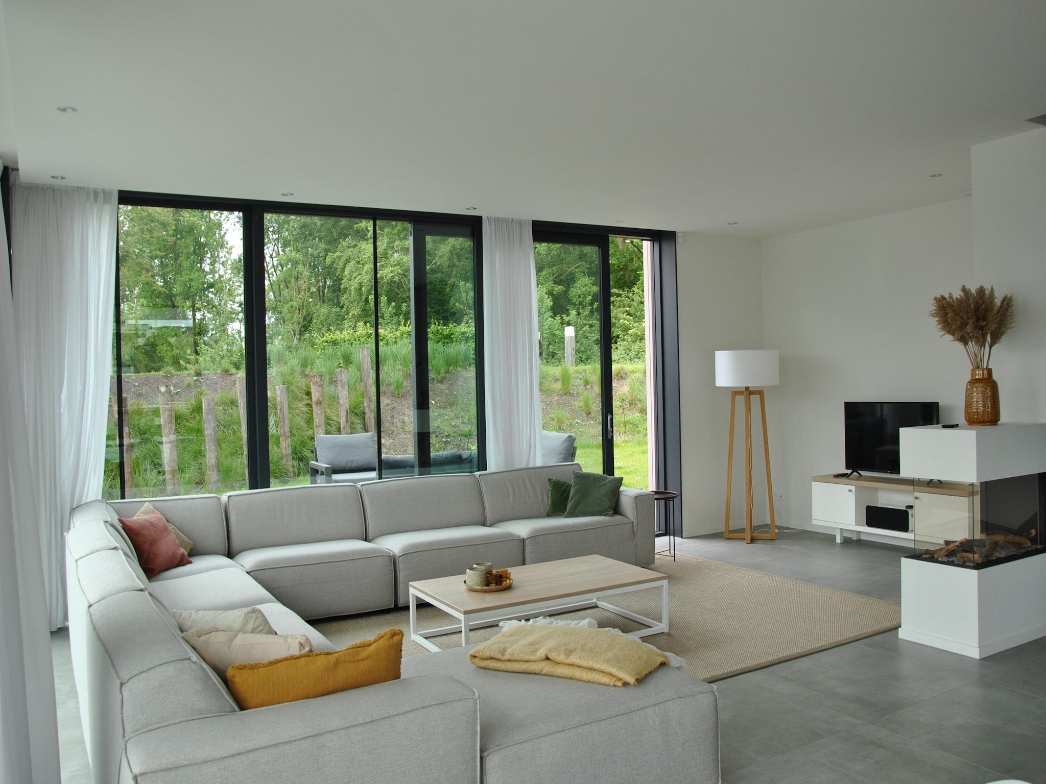 De woonkamer van Harbour Village 15 in Arnemuiden