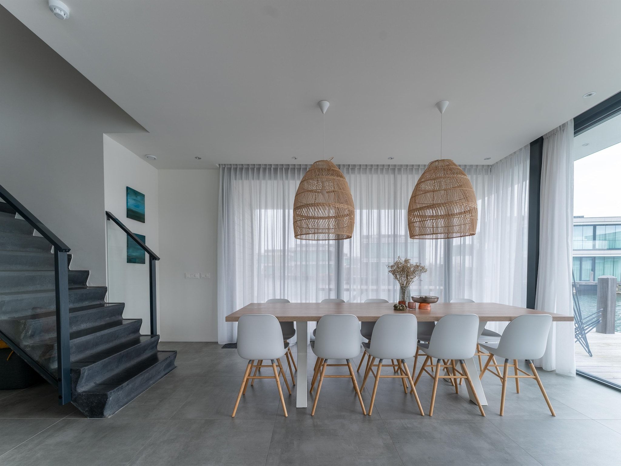 De eetkamer van Harbour Village 15 in Arnemuiden