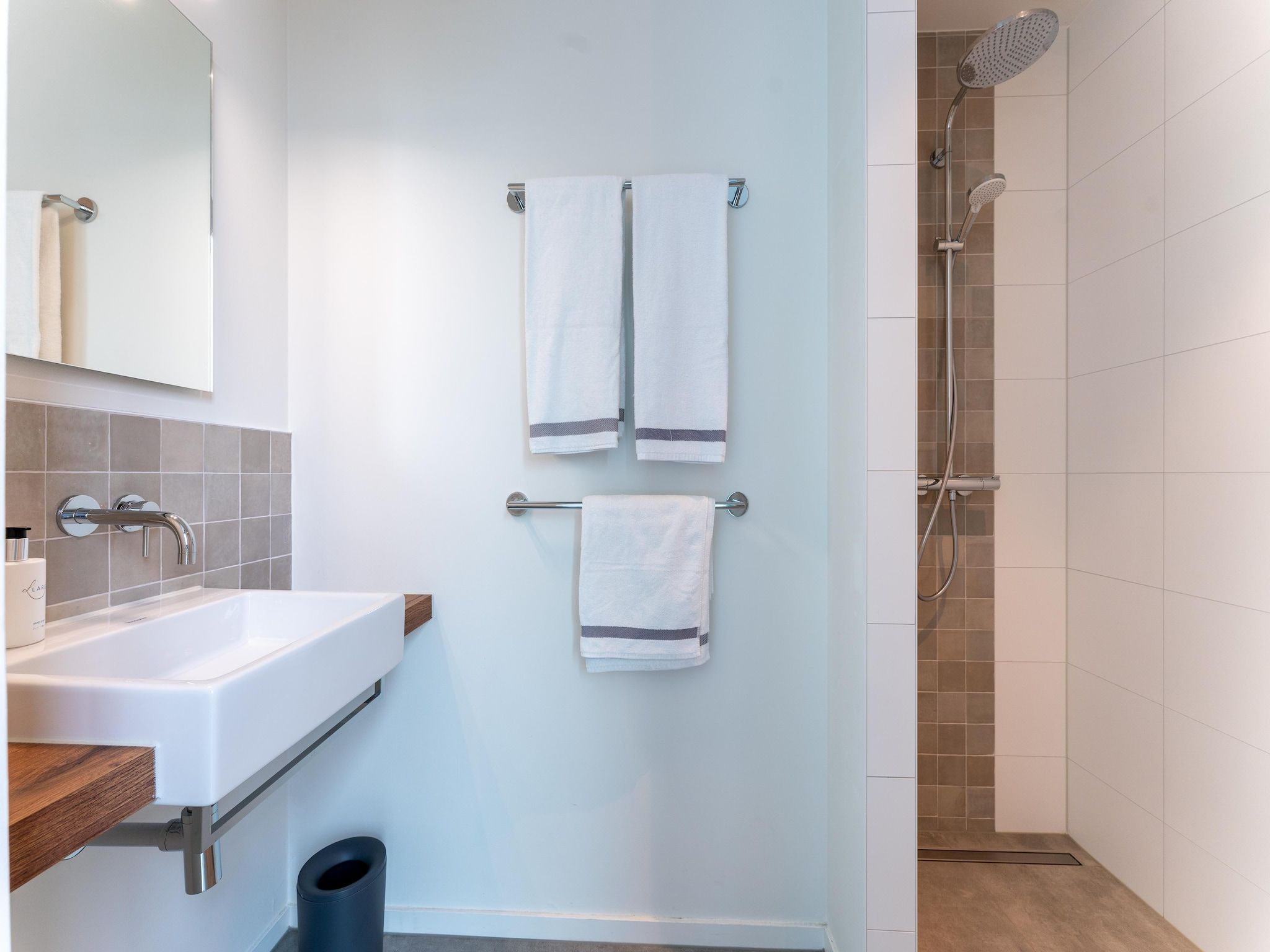 De badkamer van Harbour Village 15 in Arnemuiden