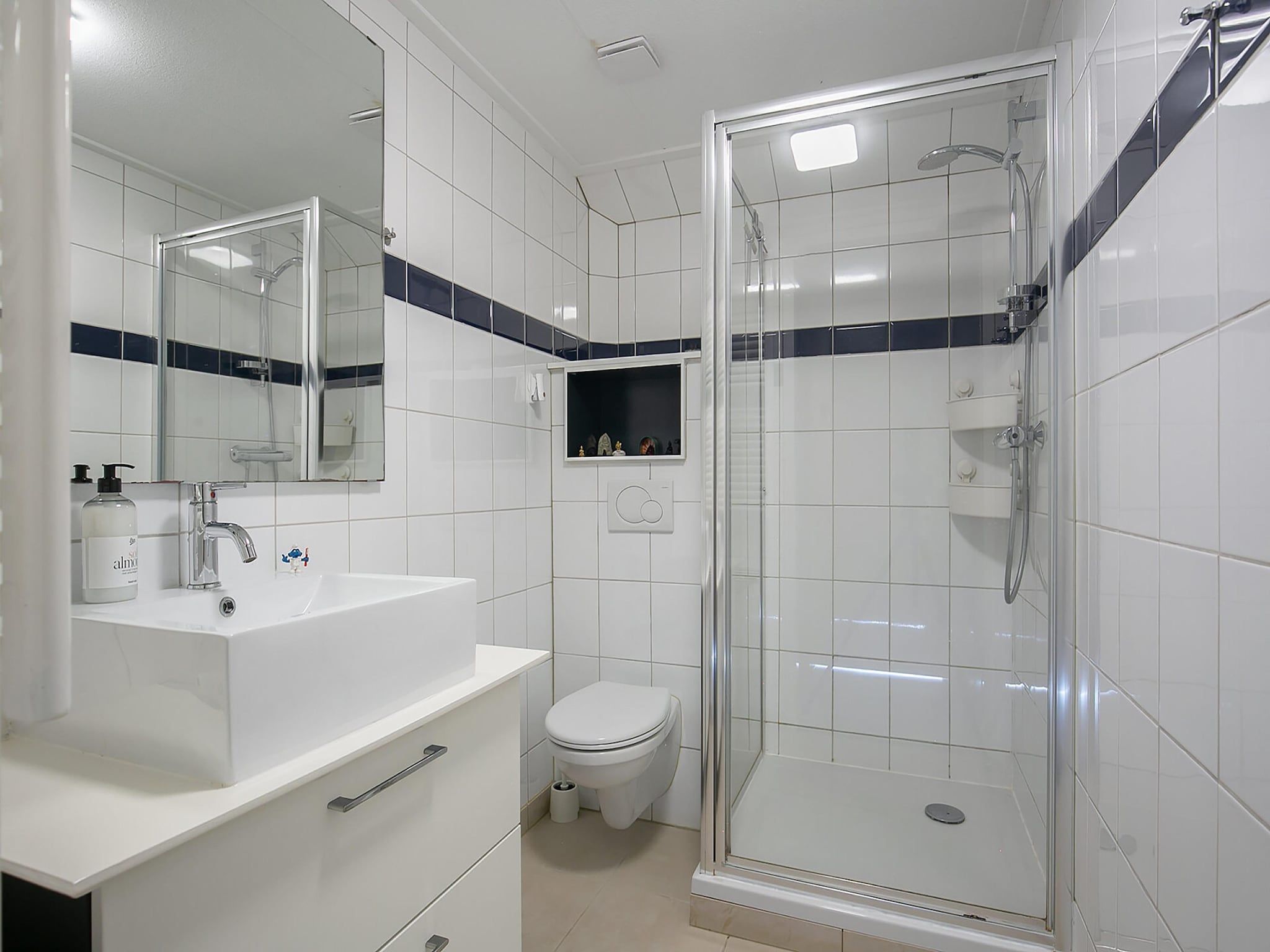 De badkamer van Combinatie nr 105 en 110 in Grou