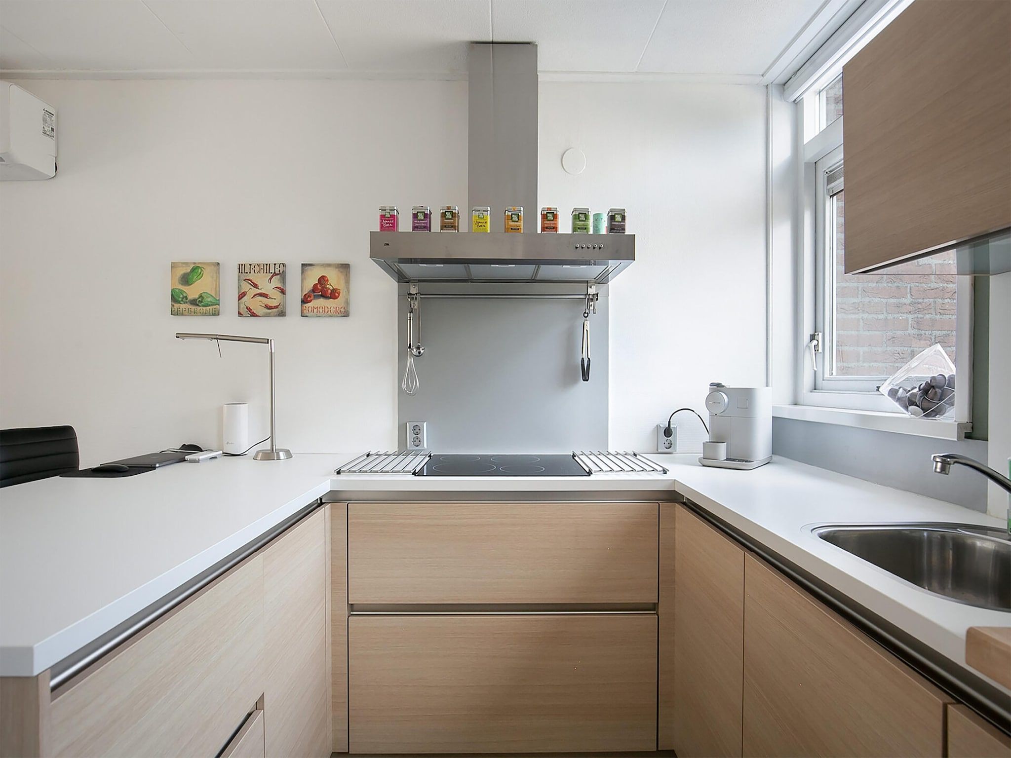 De keuken van Combinatie nr 105 en 110 in Grou