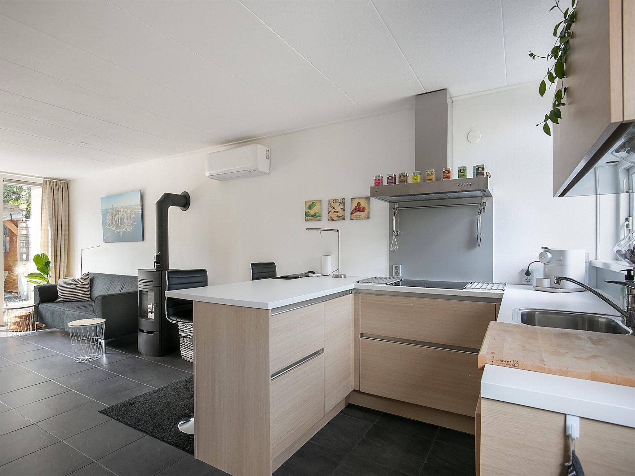 De keuken van Combinatie nr 105 en 110 in Grou