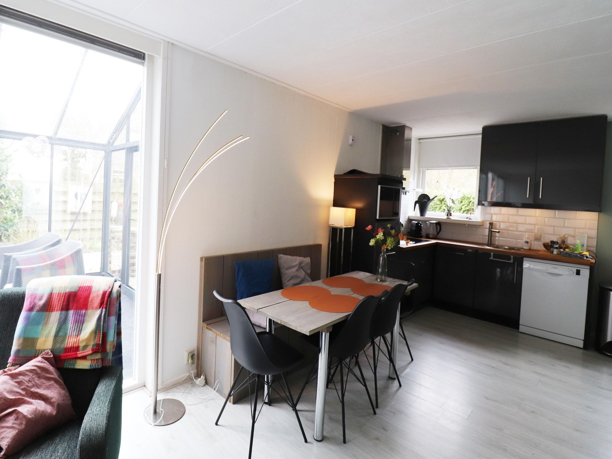 De eetkamer van Combinatie nr 105 en 110 in Grou